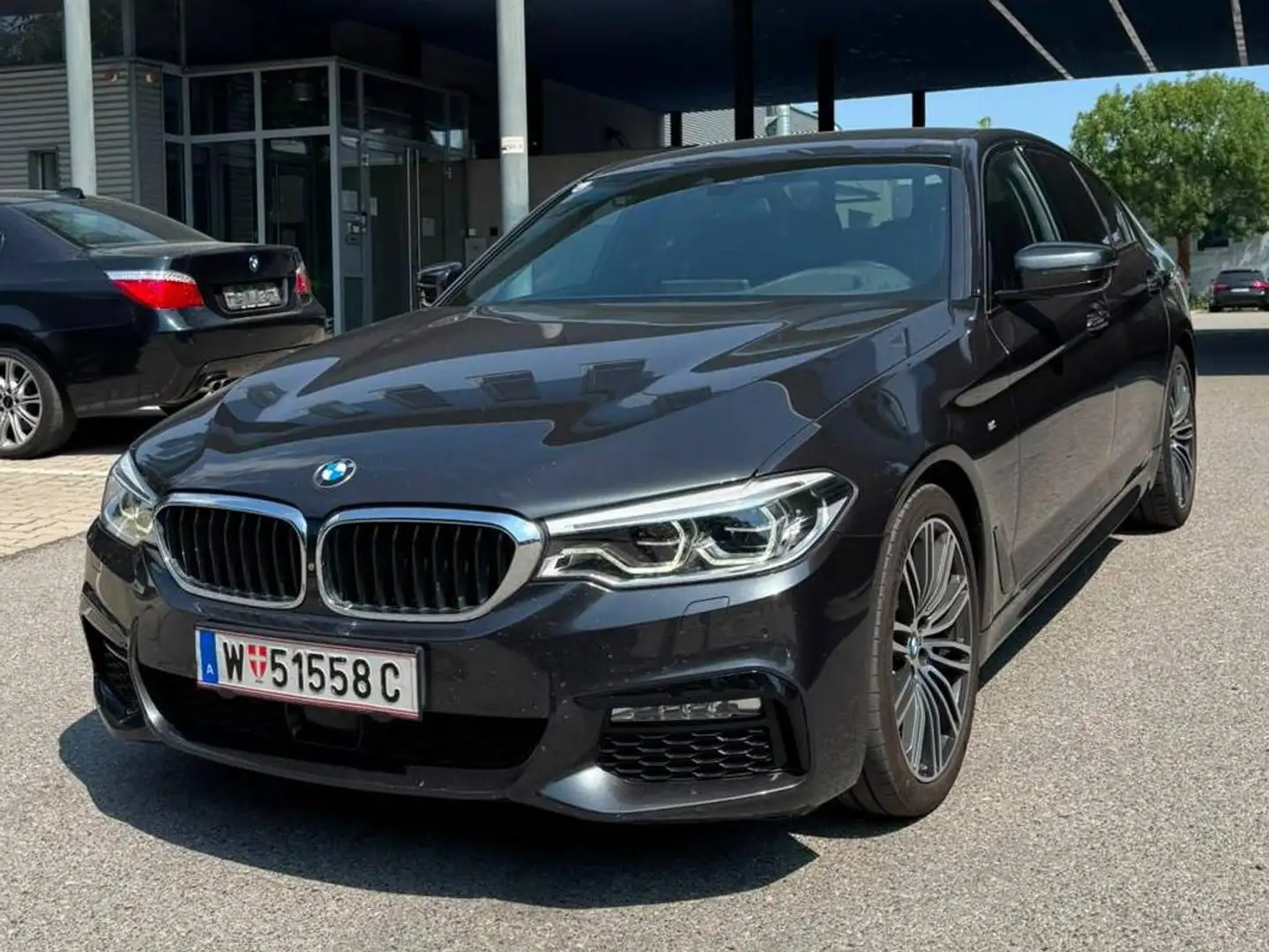 BMW 520 BMW 5er-Reihe BMW 520d xDrive M-Sportpaket Vollausstattung Aut. Limousine Grau - 1