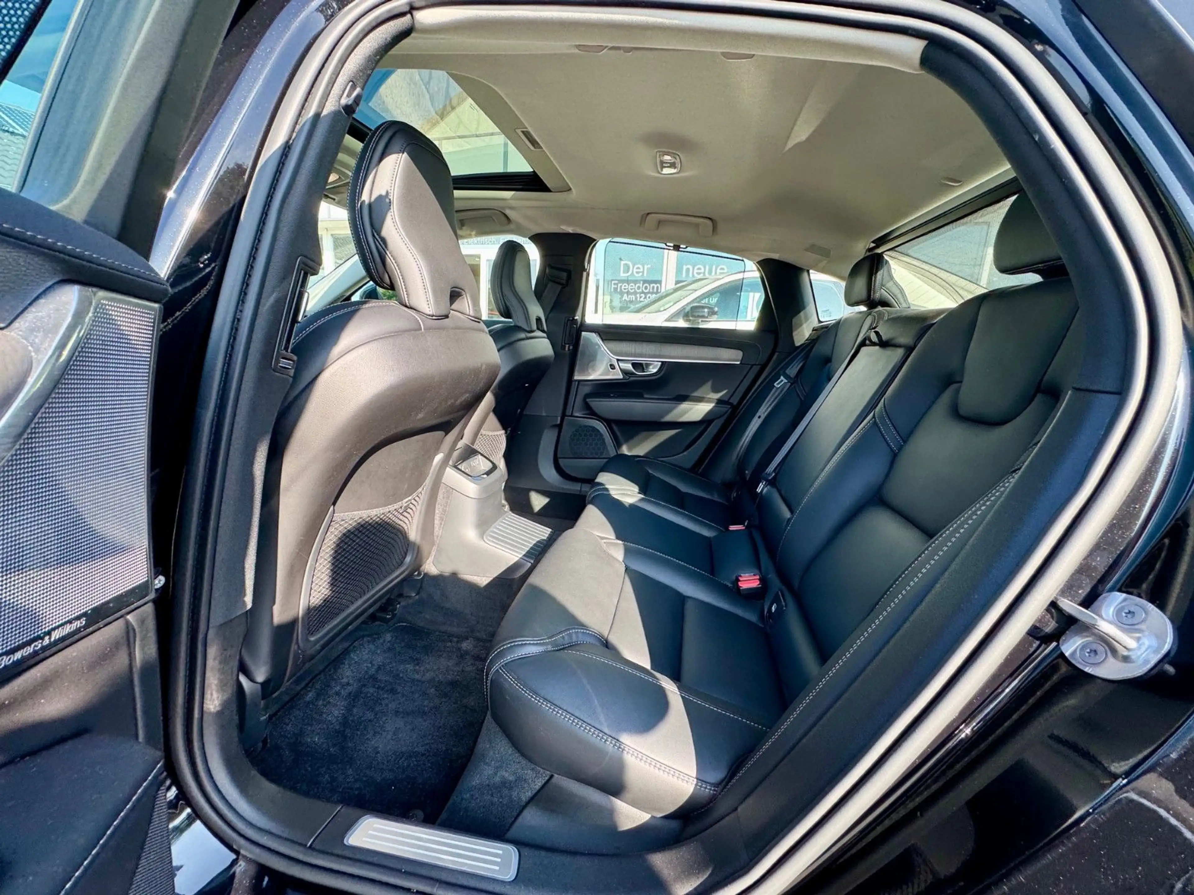 Volvo S90 T8 Ultimate Bright Recharge Plug-In Hybrid — photo 9