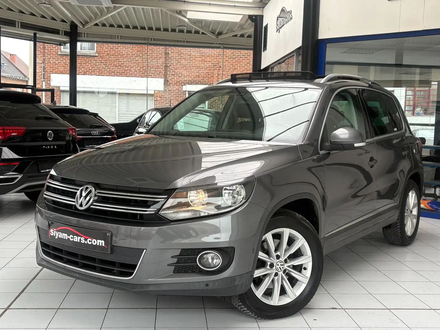 Volkswagen Tiguan 2.0 TDi *CUIR * GPS * TOIT * PDC * CARNET * Grijs - 1