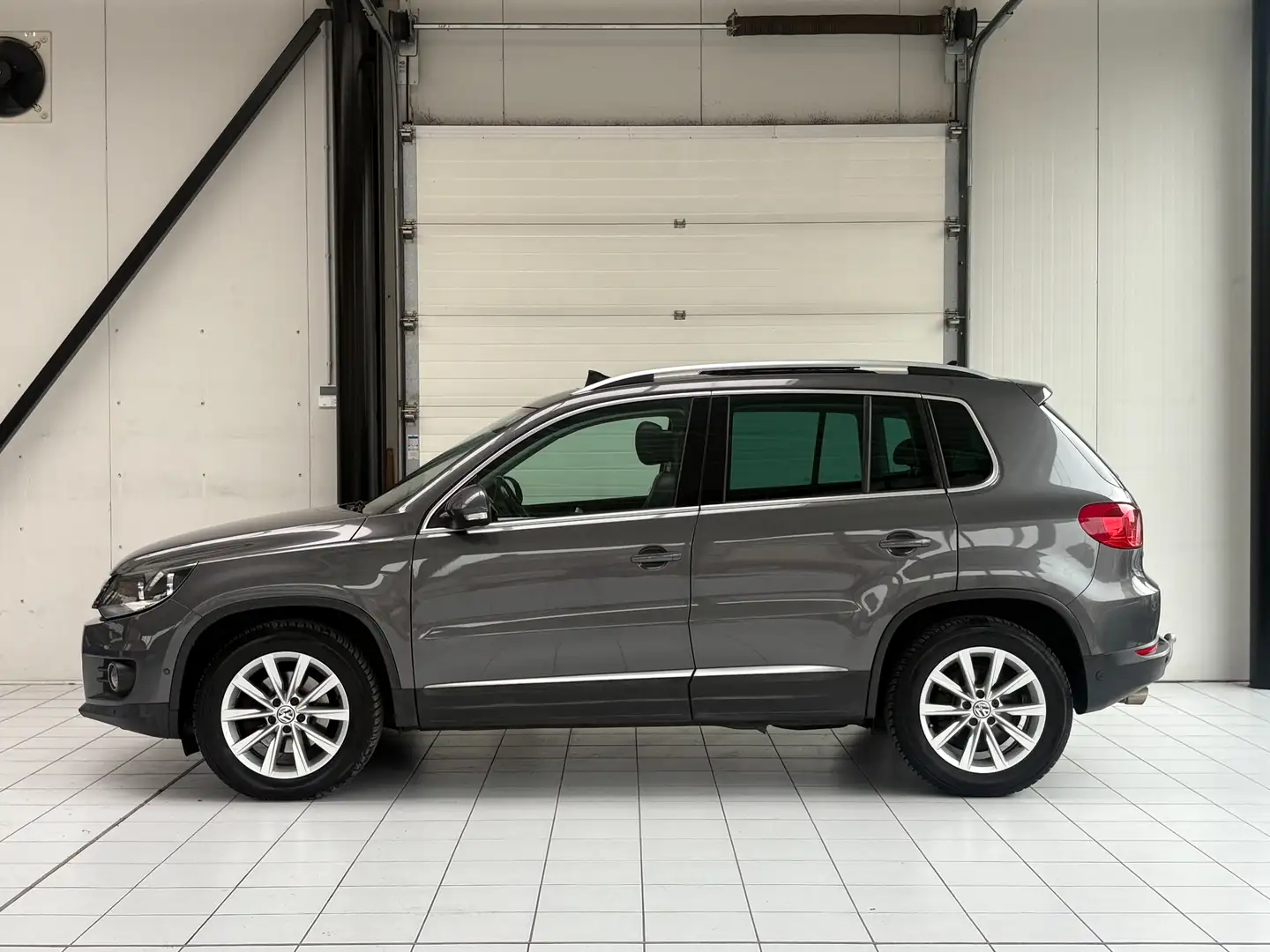 Volkswagen Tiguan 2.0 TDi *CUIR * GPS * TOIT * PDC * CARNET * Grijs - 2