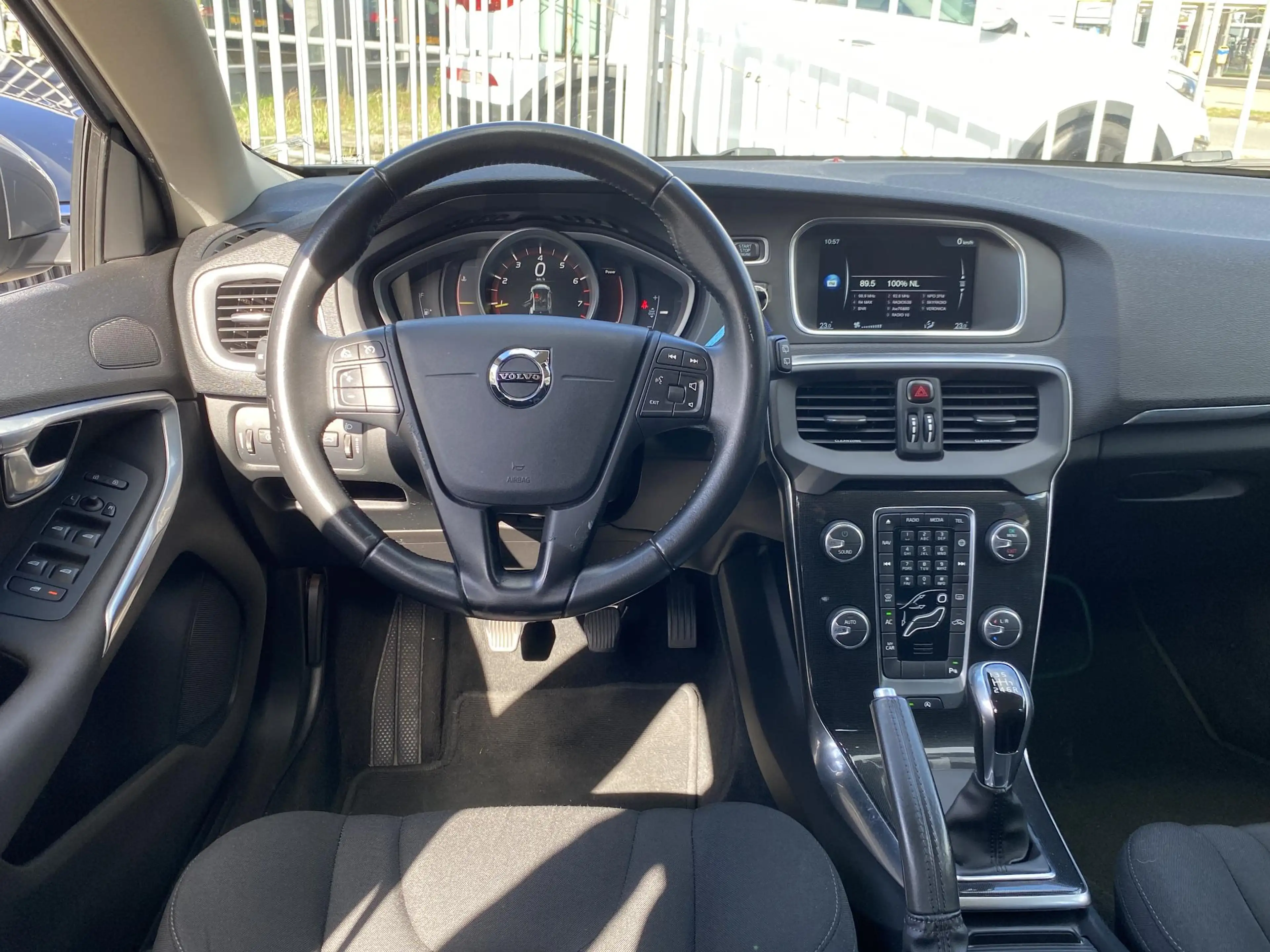 Volvo V40 2.0 T2 Kinetic / NL Auto / Navigatie /  Bluetooth — photo 15
