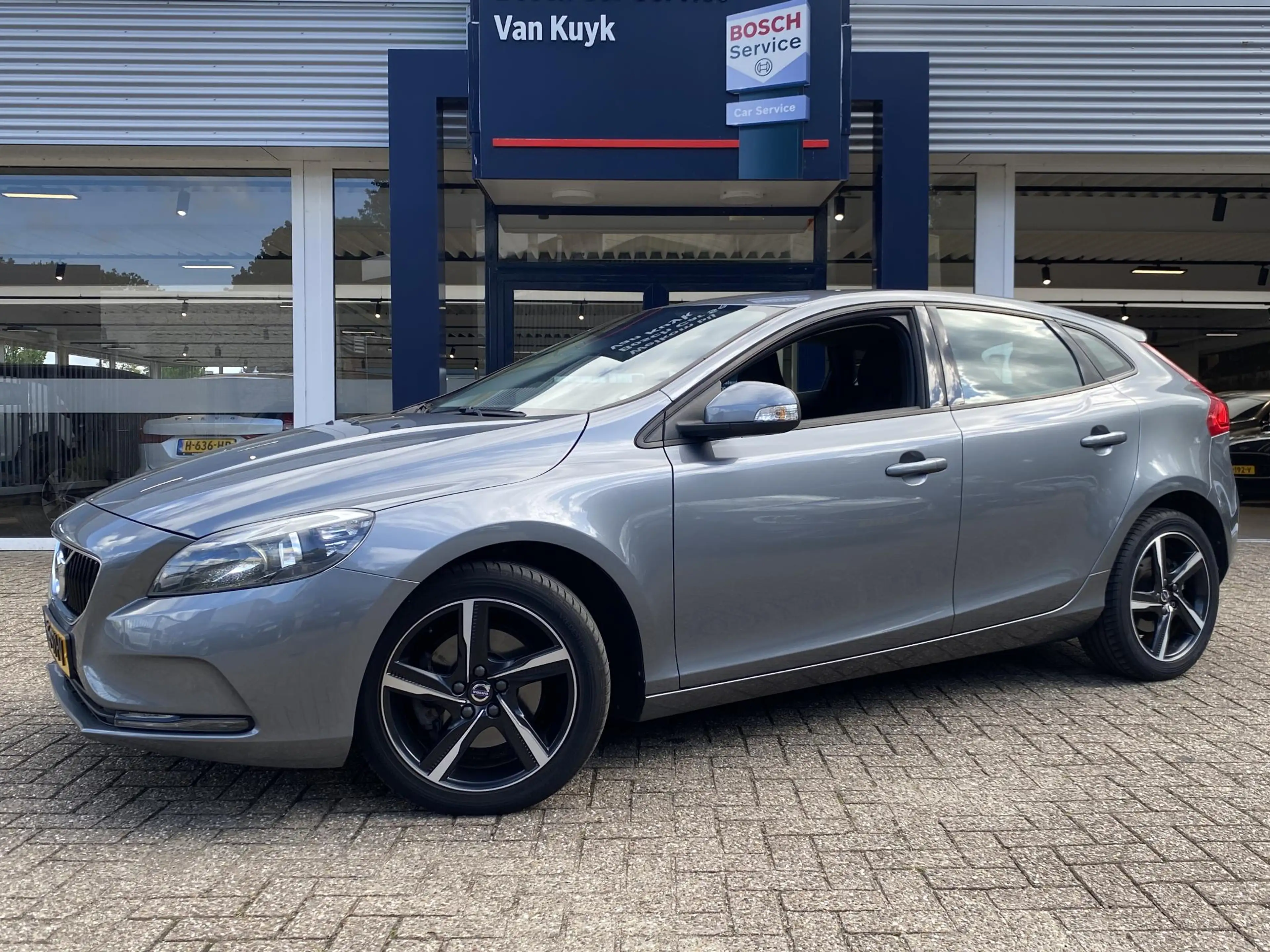 Volvo V40 2.0 T2 Kinetic / NL Auto / Navigatie /  Bluetooth — photo 2