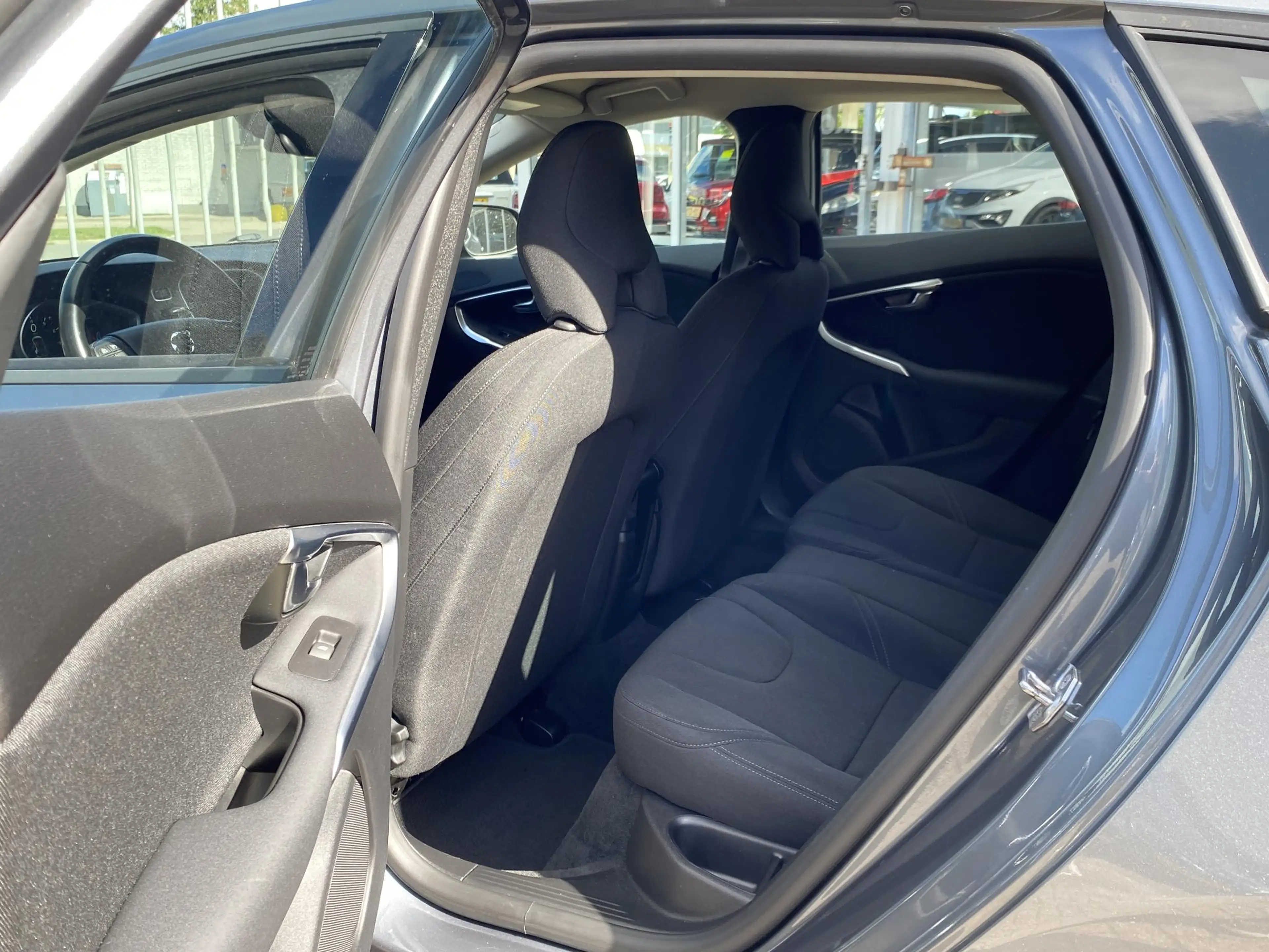 Volvo V40 2.0 T2 Kinetic / NL Auto / Navigatie /  Bluetooth — photo 13