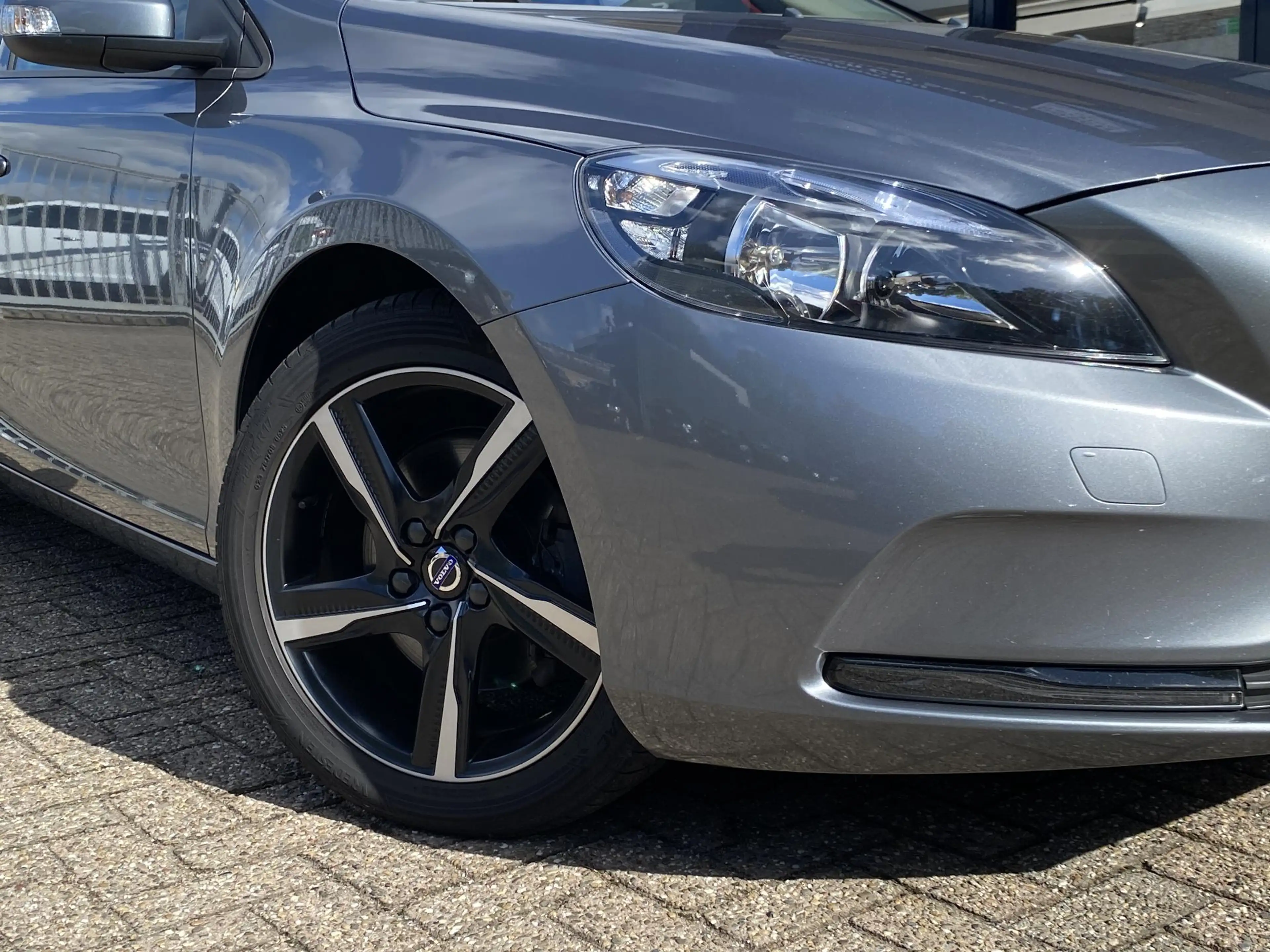 Volvo V40 2.0 T2 Kinetic / NL Auto / Navigatie /  Bluetooth — photo 9