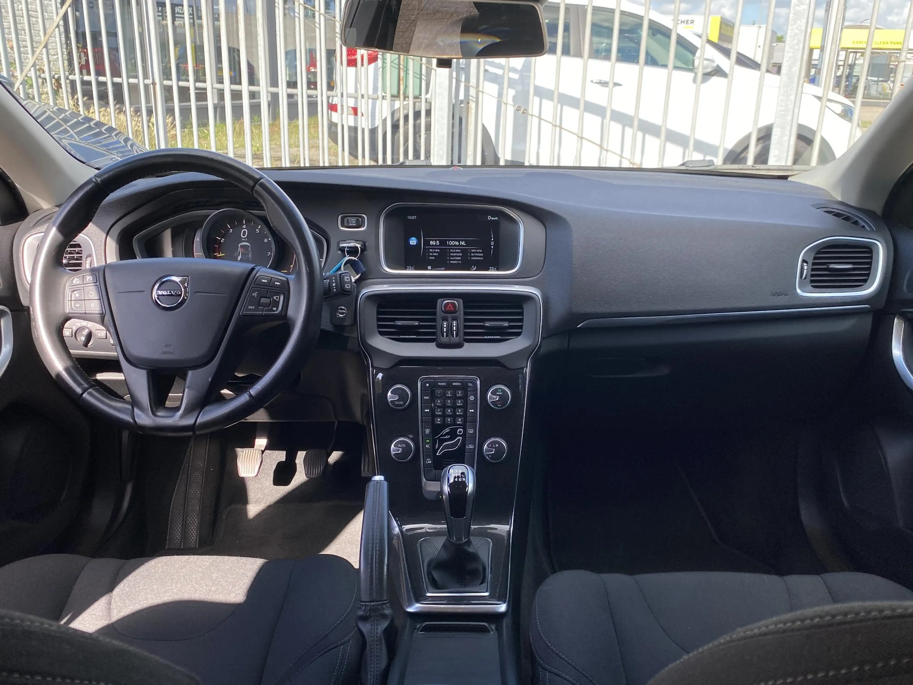 Volvo V40 2.0 T2 Kinetic / NL Auto / Navigatie /  Bluetooth — photo 14