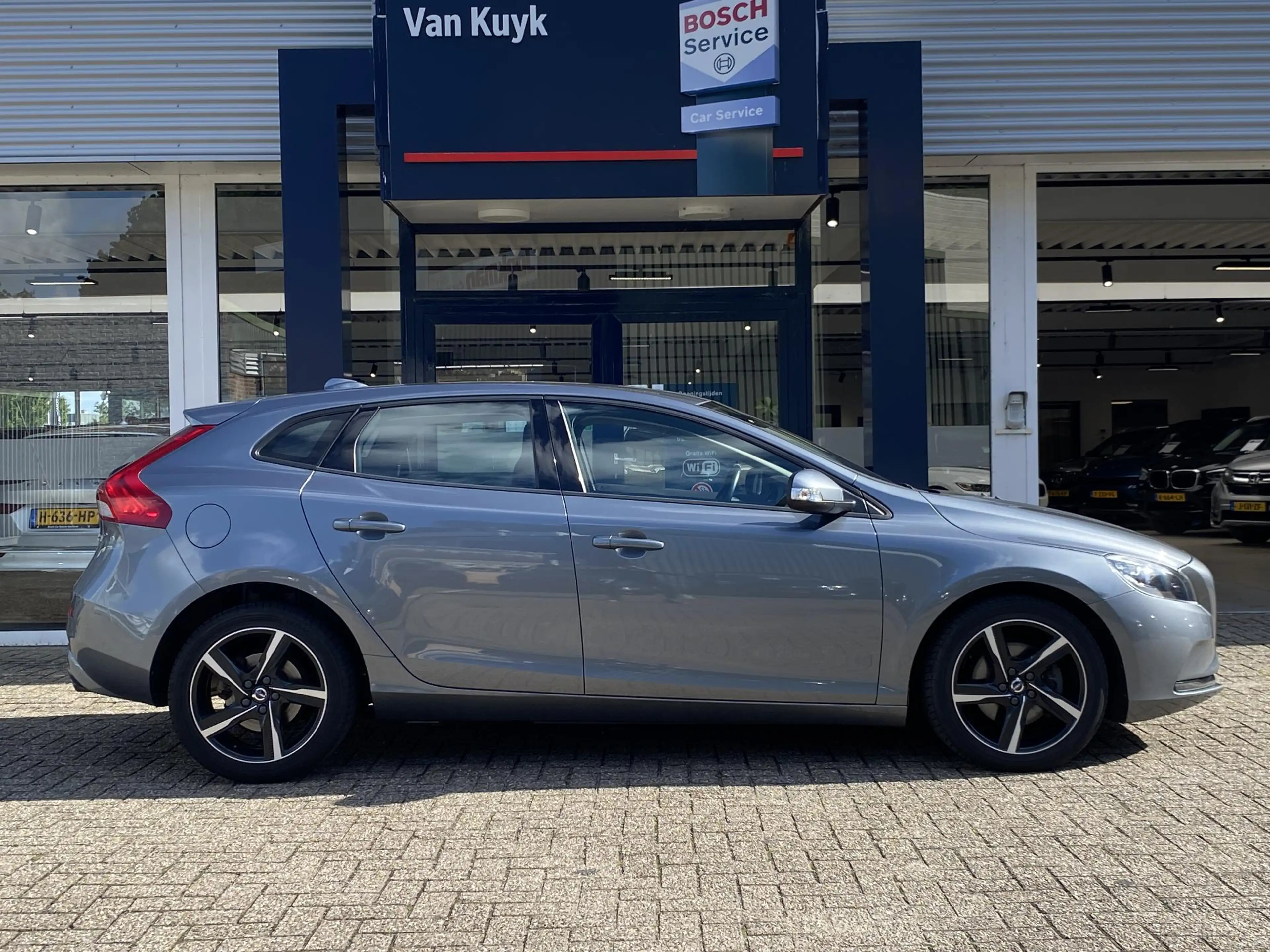 Volvo V40 2.0 T2 Kinetic / NL Auto / Navigatie /  Bluetooth — photo 4