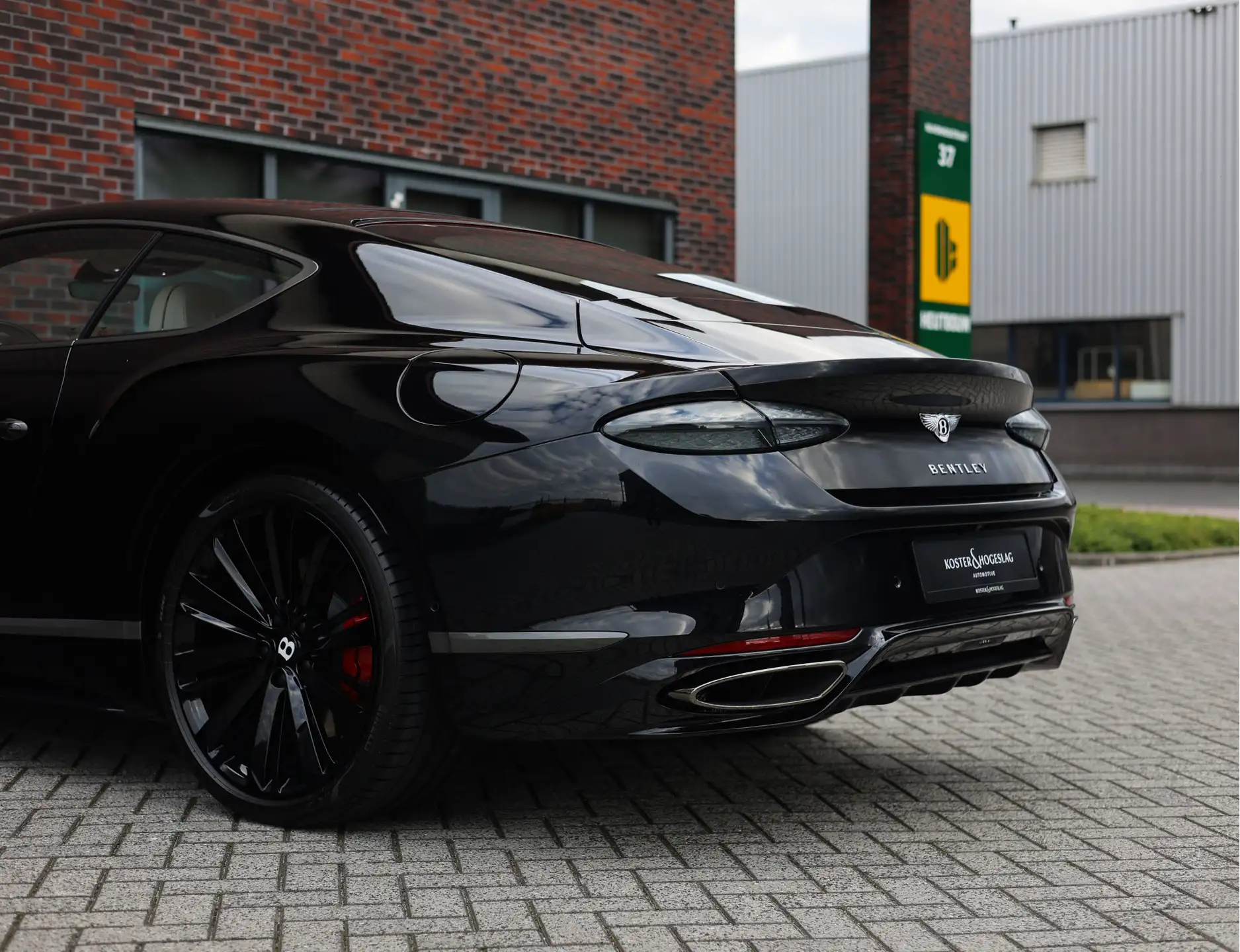 벤틀리 컨티넨탈 4.0 V8 Plug-in Hybrid 2025 검정 사진 7