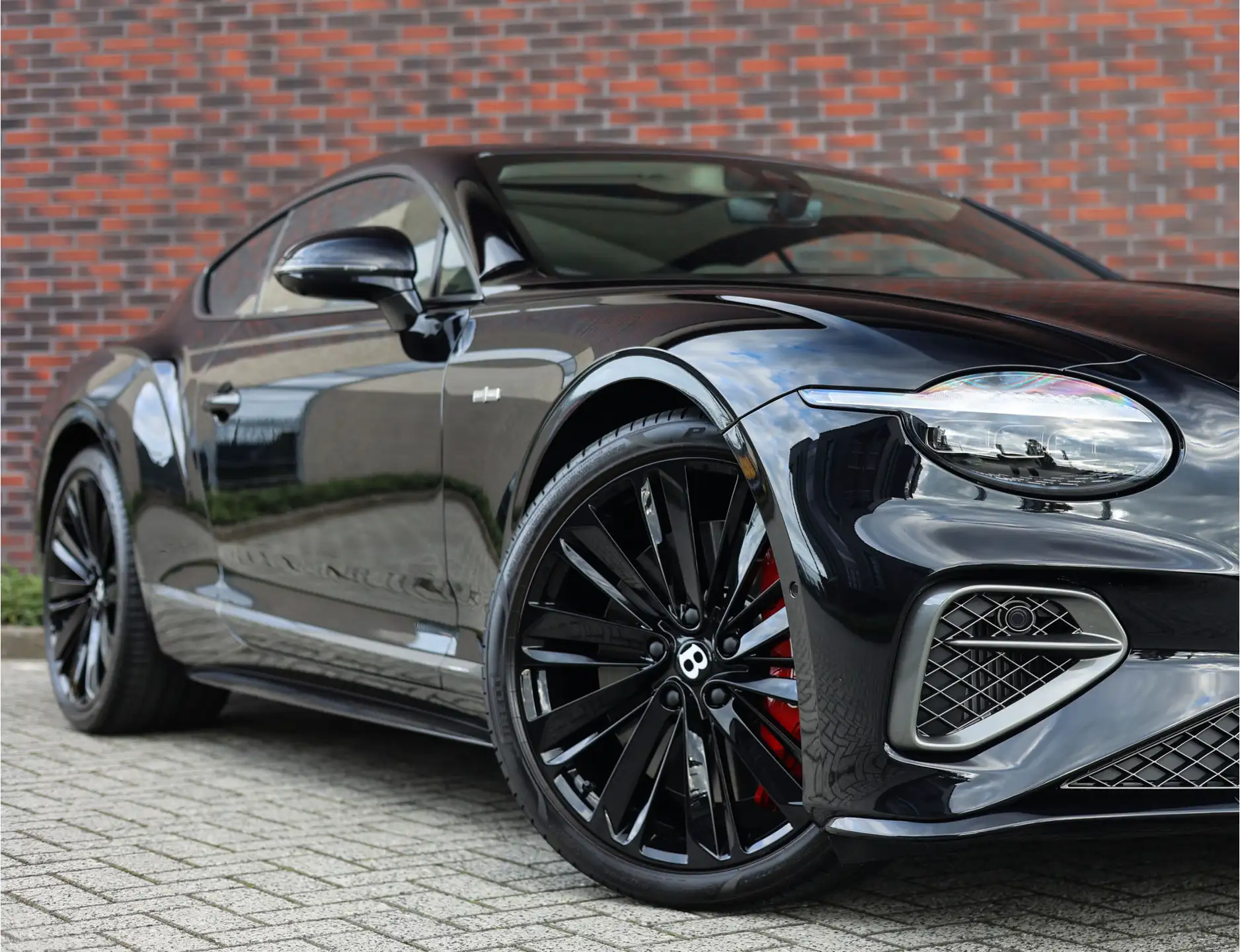 벤틀리 컨티넨탈 4.0 V8 Plug-in Hybrid 2025 검정 사진 3