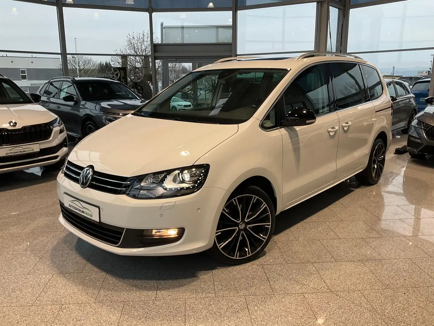 Volkswagen Sharan 2.0TDI IQ.DRIVE 7-Sitzer AHK Pano ACC el. Schiebet Blanc - 1