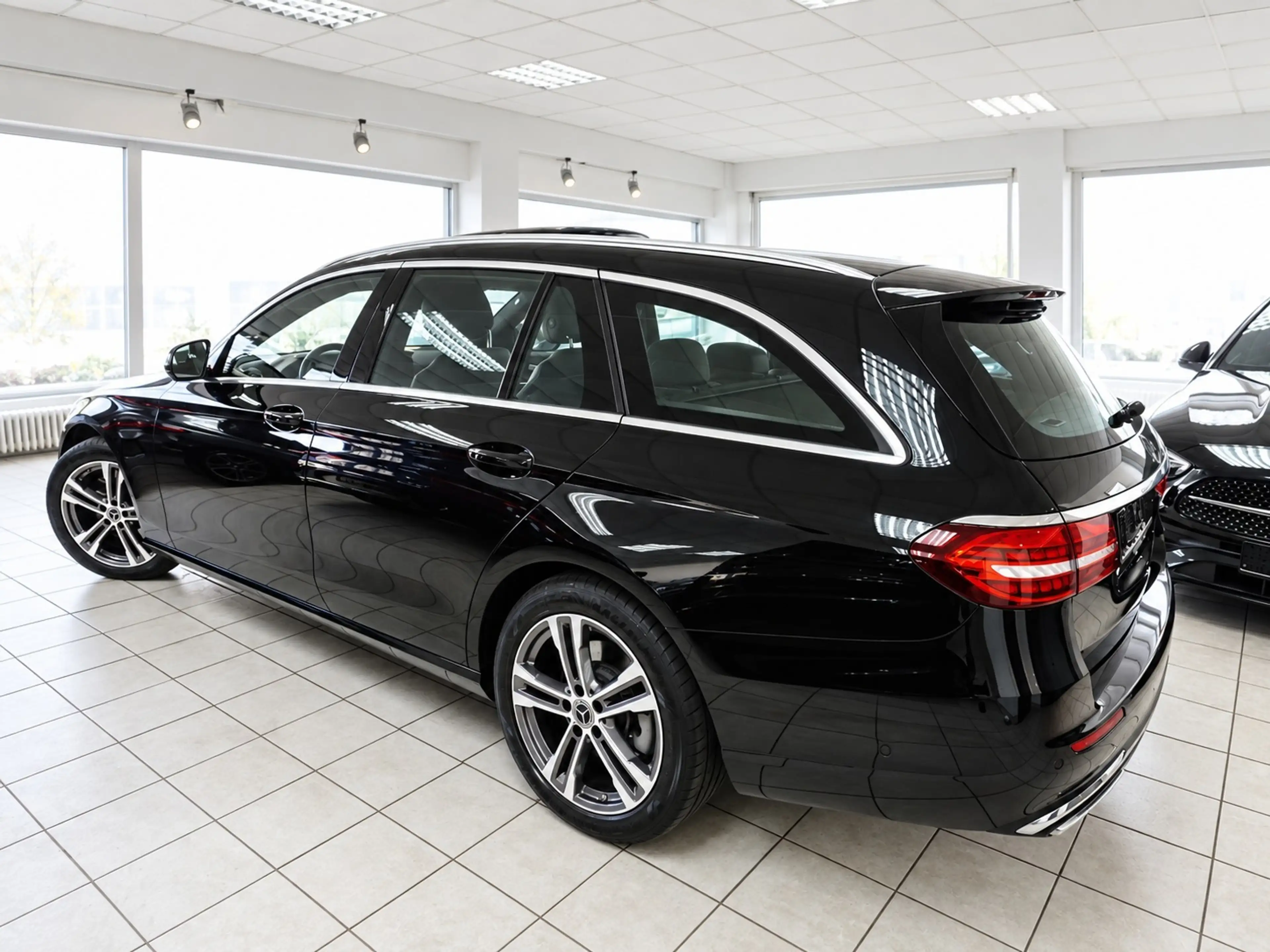 Mercedes-Benz E 400 d 4M Avantgarde BURM PANO SITZBELÜFT MBUX — photo 3