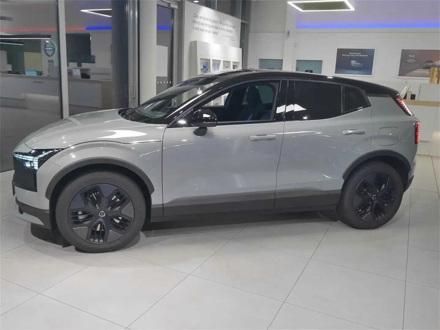 Volvo EX30 Cross Country Ultra Twin Motor Performance Grau - 2