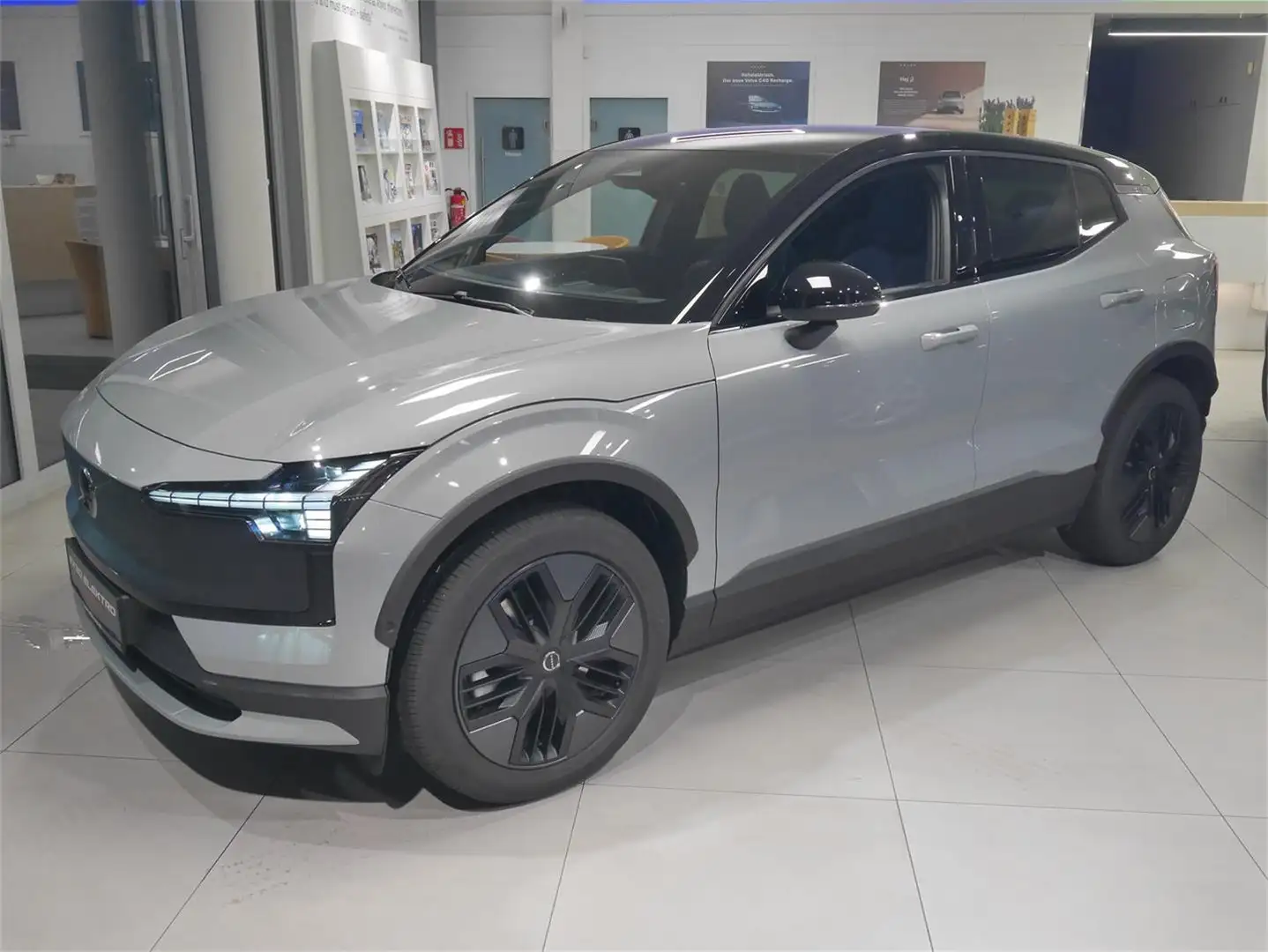 Volvo EX30 Cross Country Ultra Twin Motor Performance Grau - 1