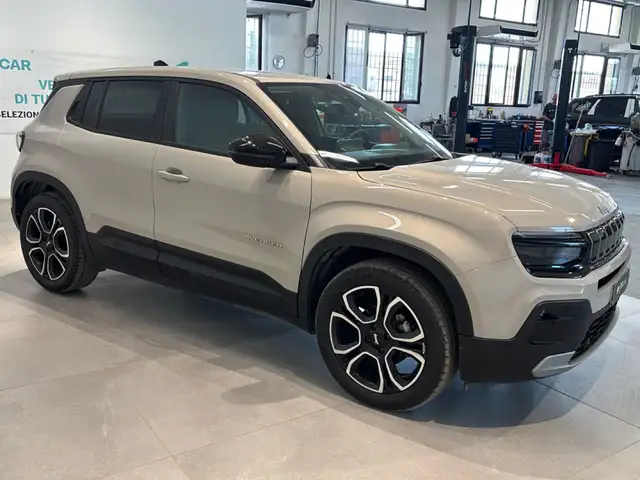 Jeep Avenger view 3