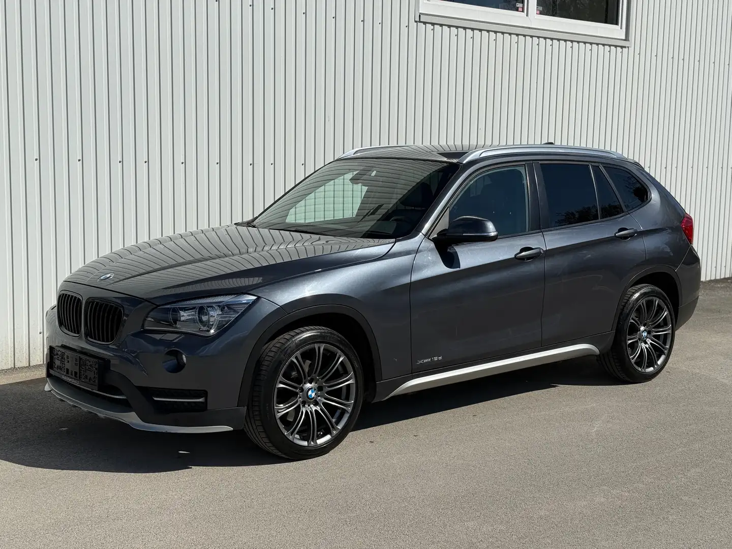 BMW X1 18 d xDrive*Sitzhzg*PDC*Navi* Grau - 1