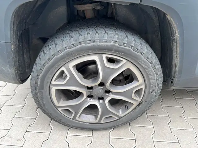 Jeep Renegade view 12