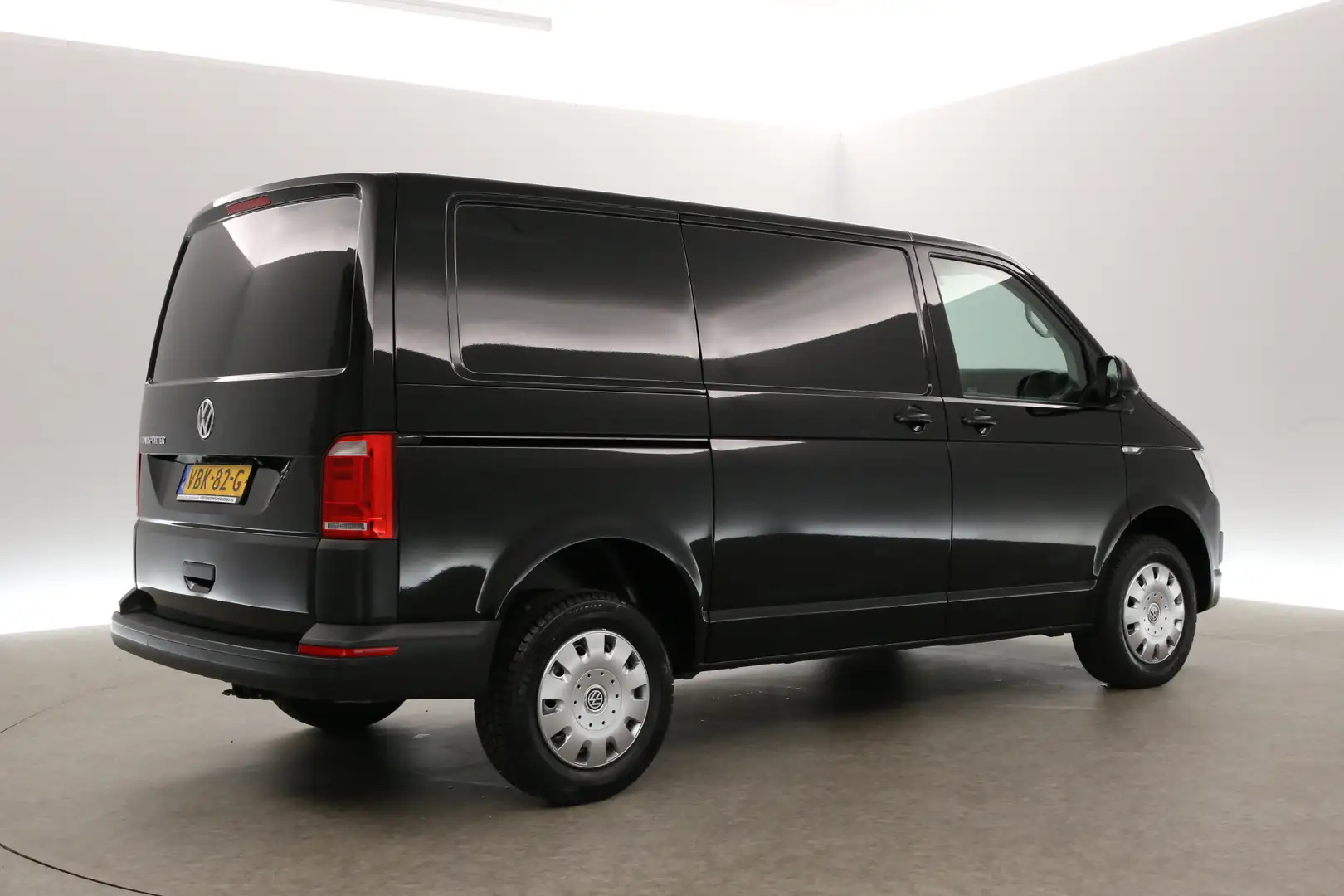 Volkswagen T6 Transporter 2.0 TDI L1H1 150PK Automaat Airco Cruise Carplay D Zwart - 2