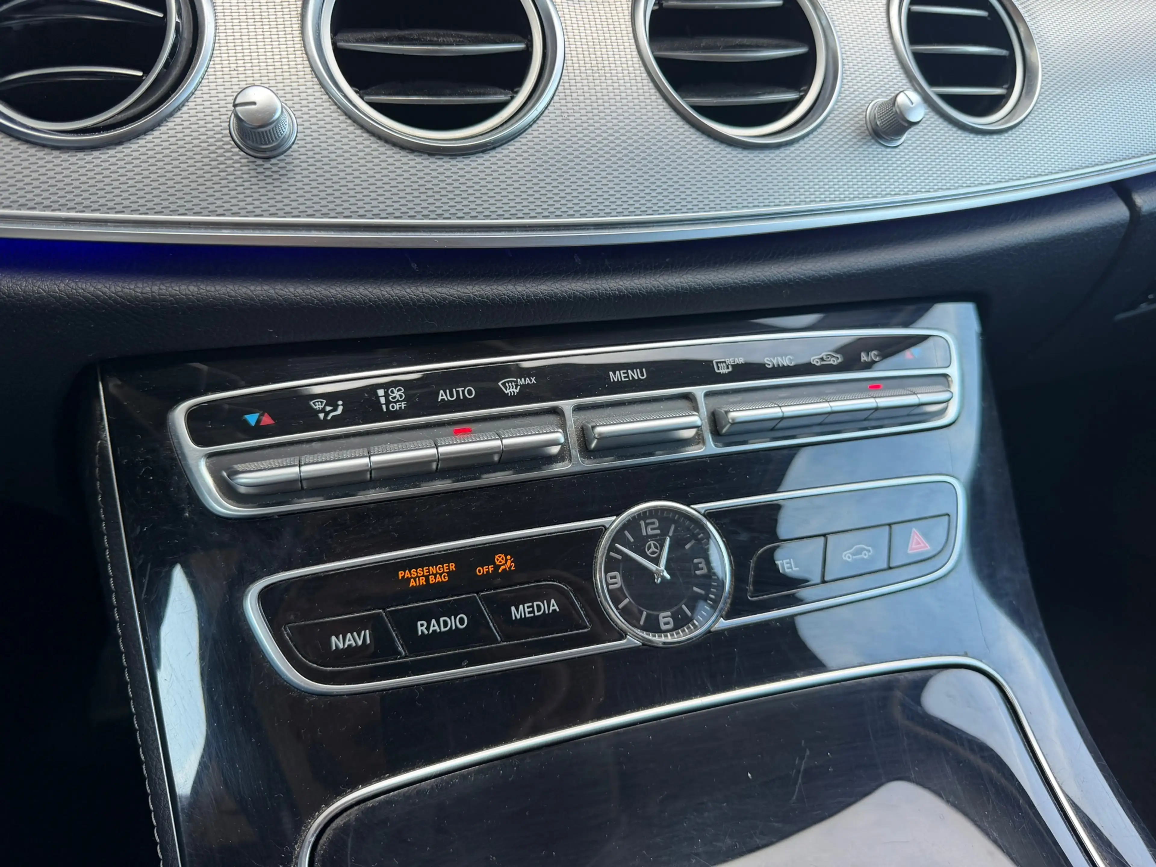 Mercedes-Benz E 200 Estate Premium, Luchtvering, Trekhaak, 4 seizoenen — photo 13