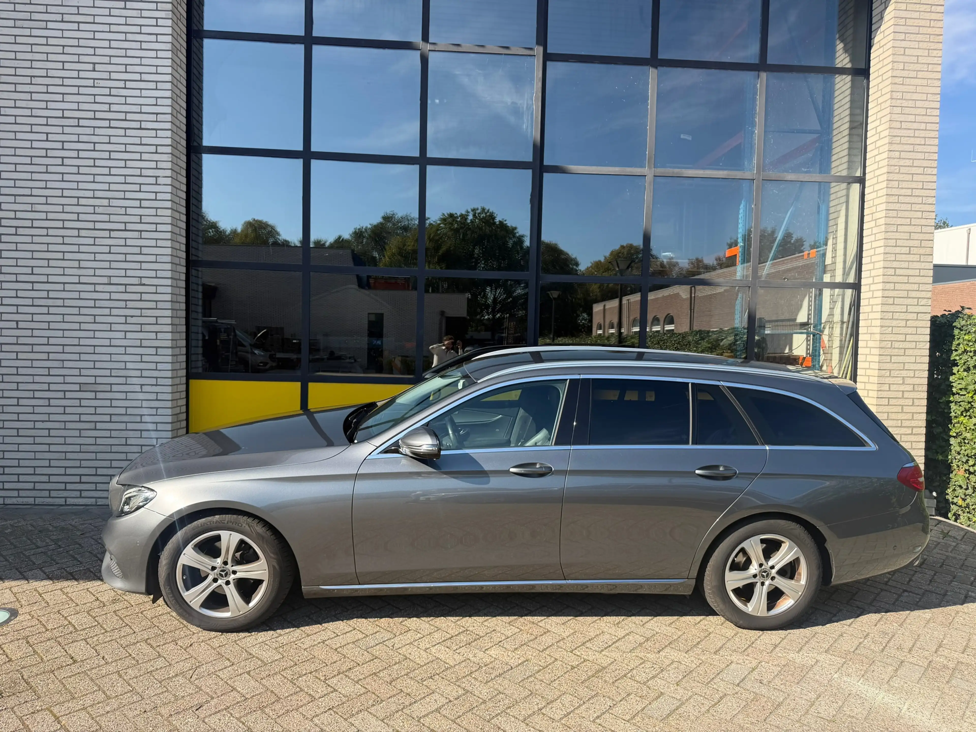 Mercedes-Benz E 200 Estate Premium, Luchtvering, Trekhaak, 4 seizoenen — photo 2
