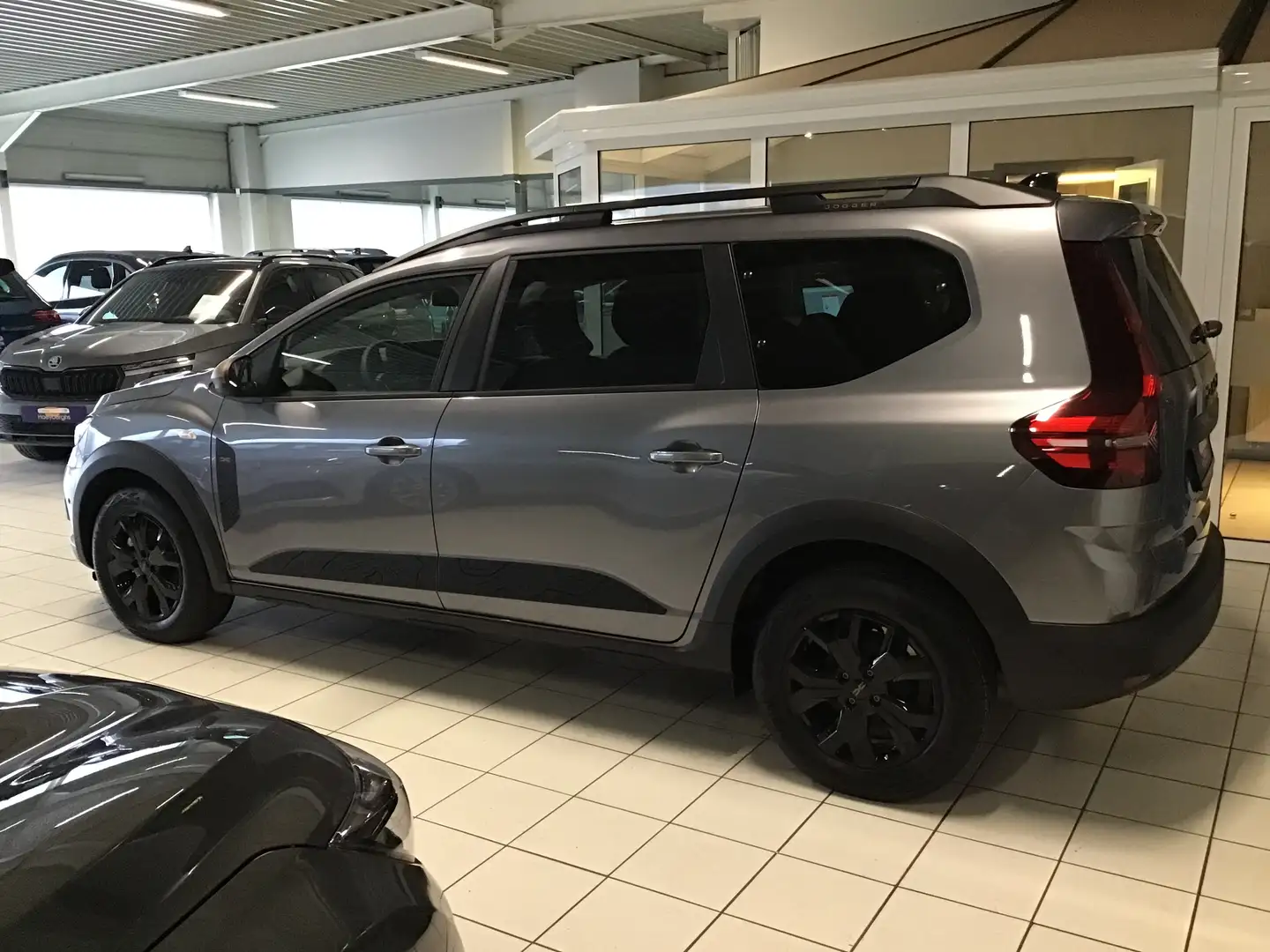 Dacia Jogger 1.0 TCe Extreme 7pl. NIEUW BJ12/2024 NAVI CAMERA Gris - 2