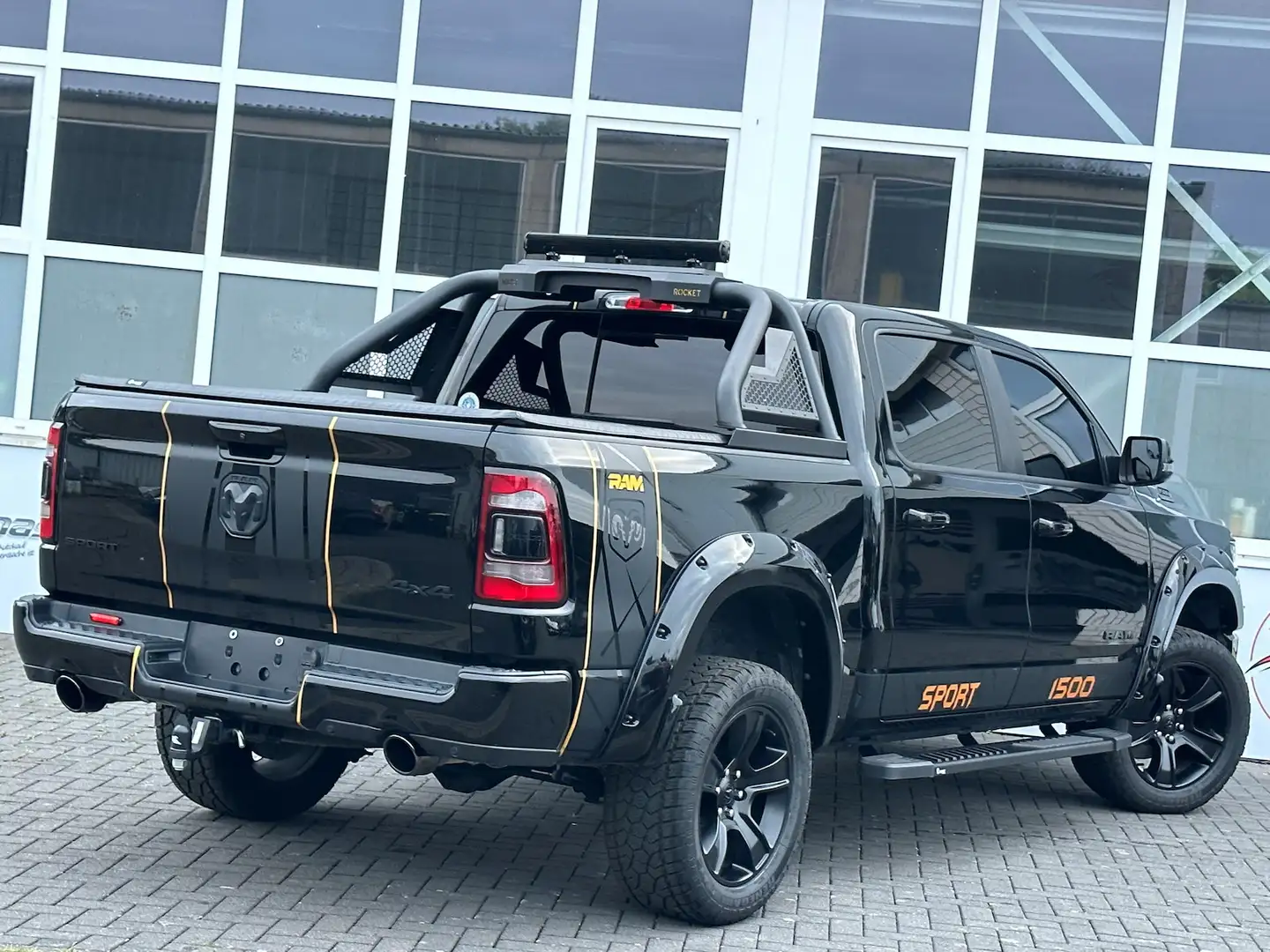 Dodge RAM 1500 Custom 5,7 4x4 Offroad 12´ Displ. Bügel Zwart - 2