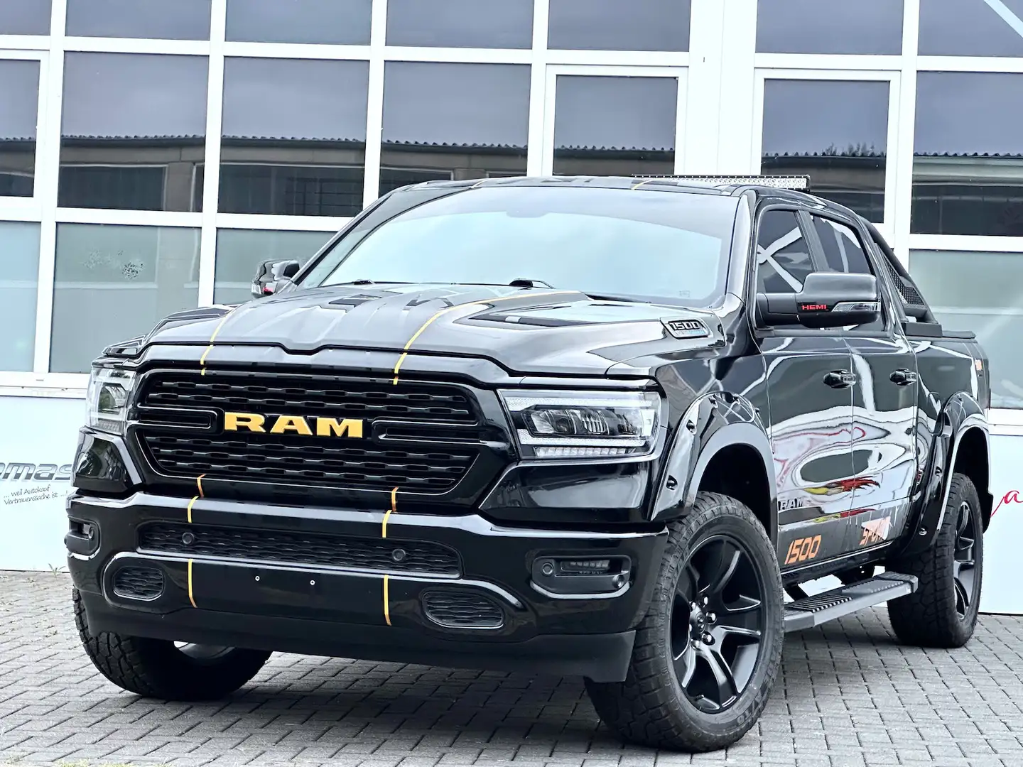 Dodge RAM 1500 Custom 5,7 4x4 Offroad 12´ Displ. Bügel Zwart - 1