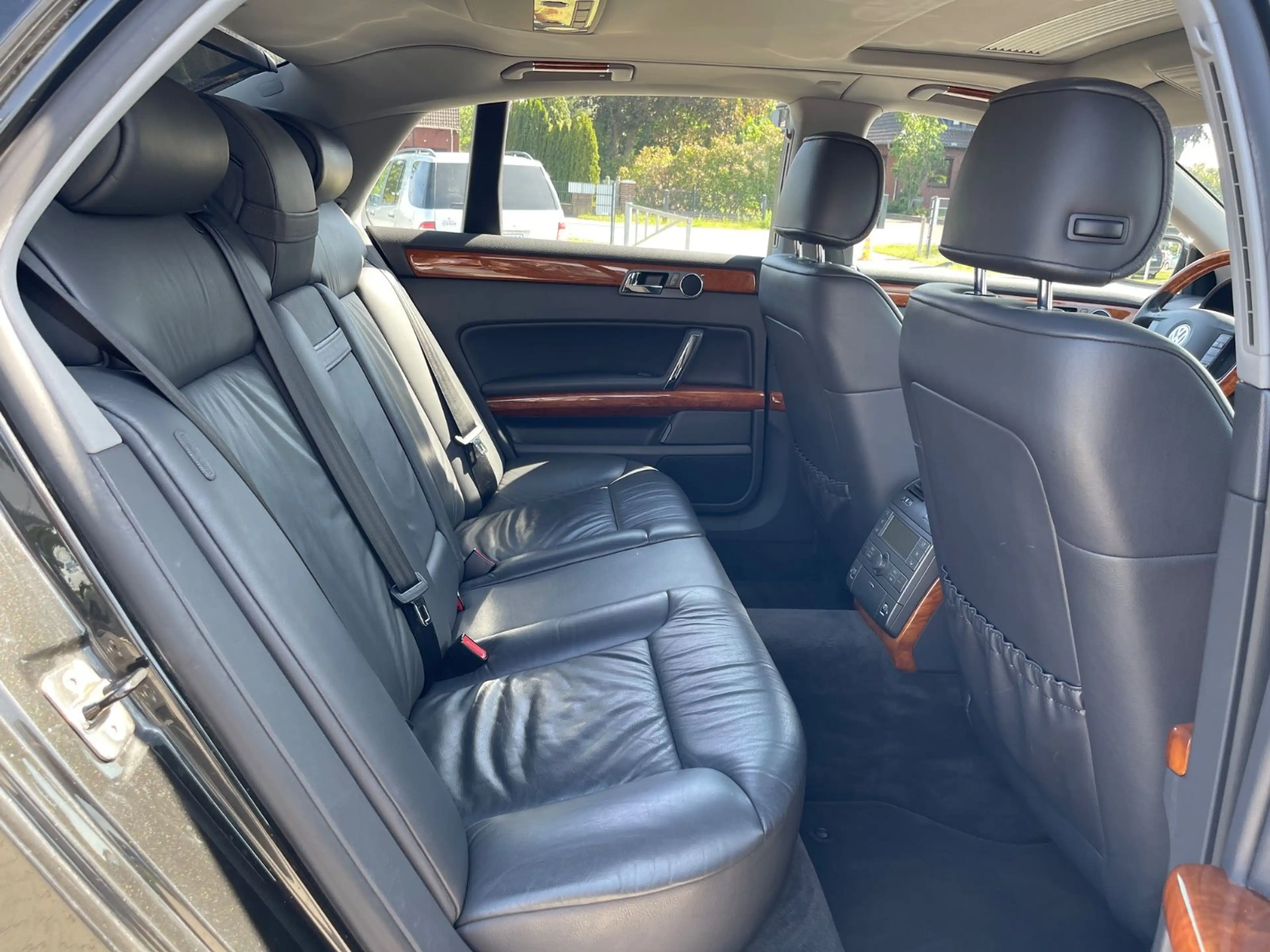 Volkswagen Phaeton V8 4Motion 2HD 18 Zoll 5-Sitzer — photo 15