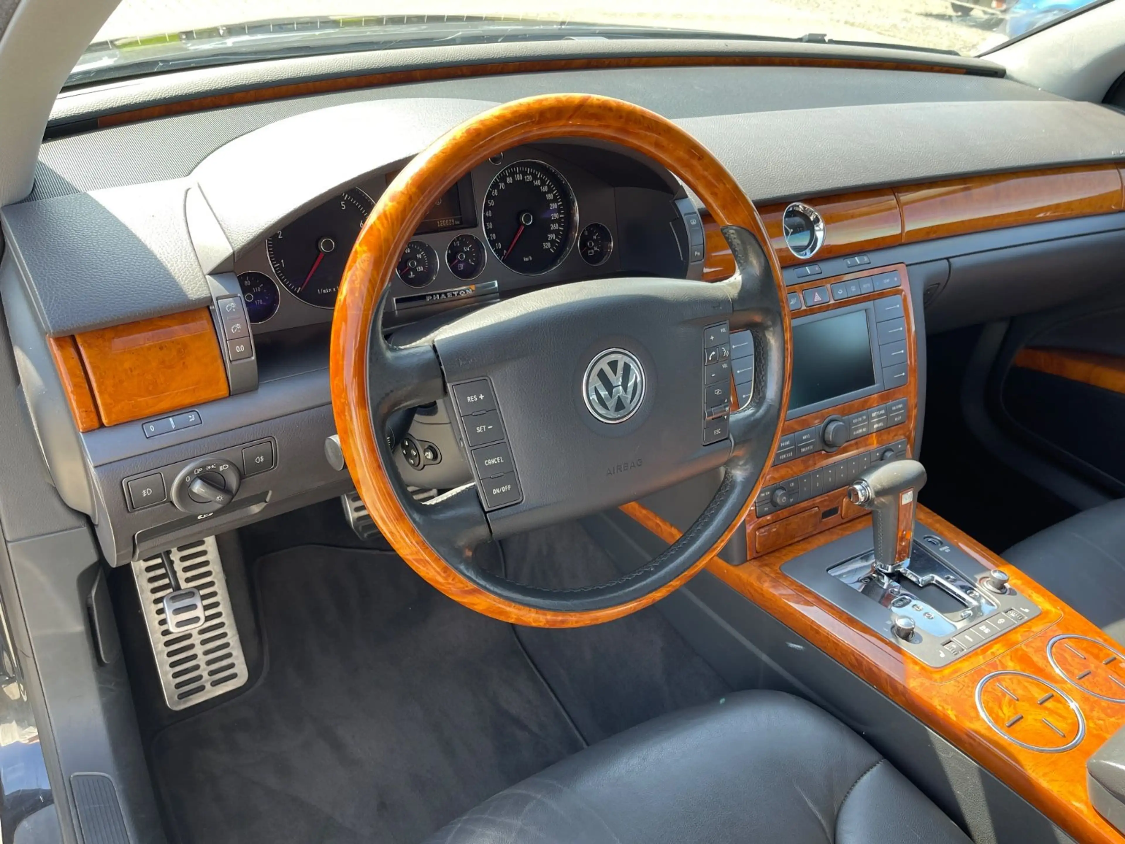 Volkswagen Phaeton V8 4Motion 2HD 18 Zoll 5-Sitzer — photo 11