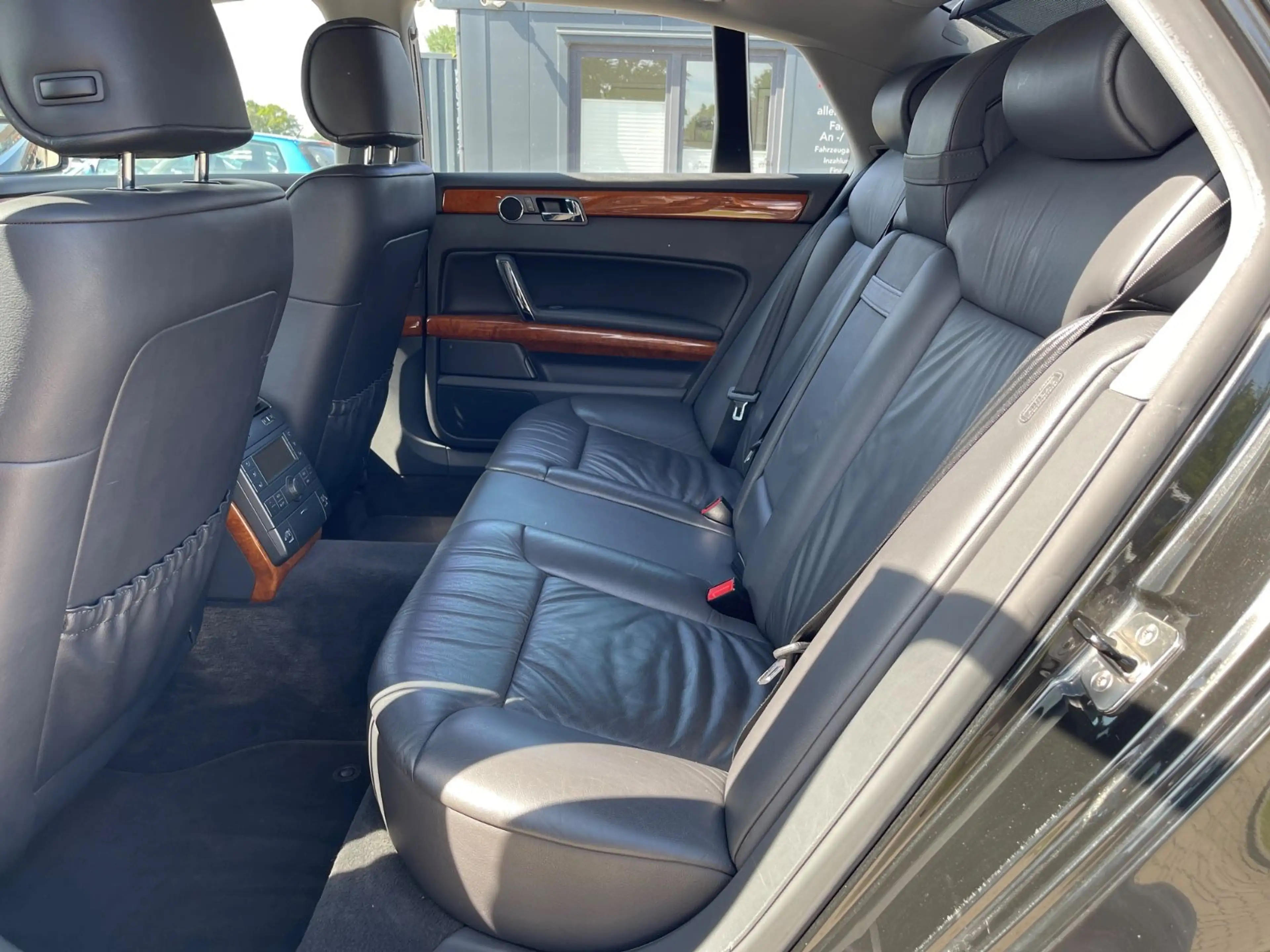 Volkswagen Phaeton V8 4Motion 2HD 18 Zoll 5-Sitzer — photo 13