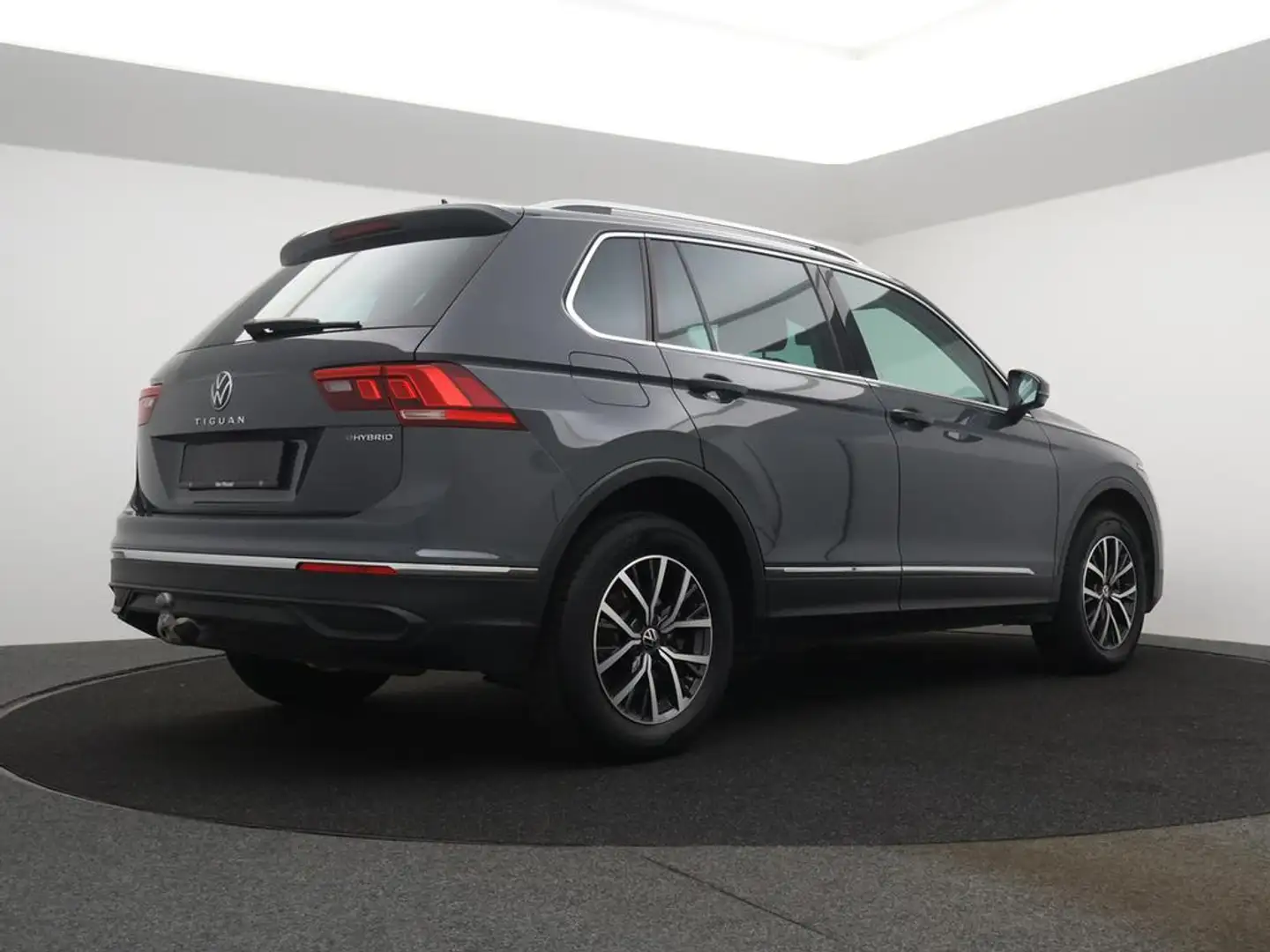 Volkswagen Tiguan Life 1.4TSI eHybrid PHEV 245PK *AUTOMAAT*TREKHAAK*ZETELVERWARMING*CRUISE*PDC*DIGITAL DASHBOARD*BLTH*... Šedá - 2