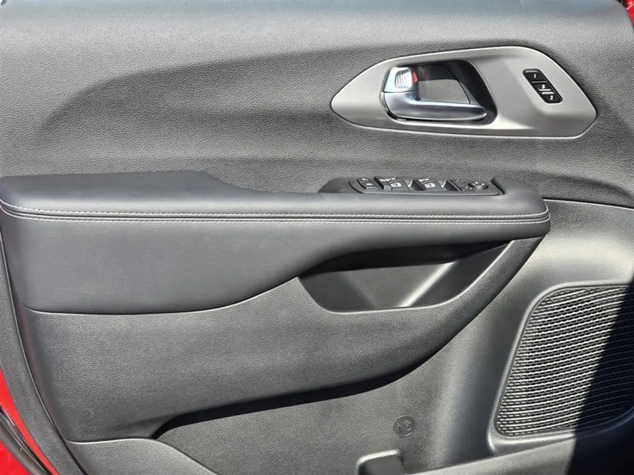 Chrysler Pacifica photo Chrysler Pacifica