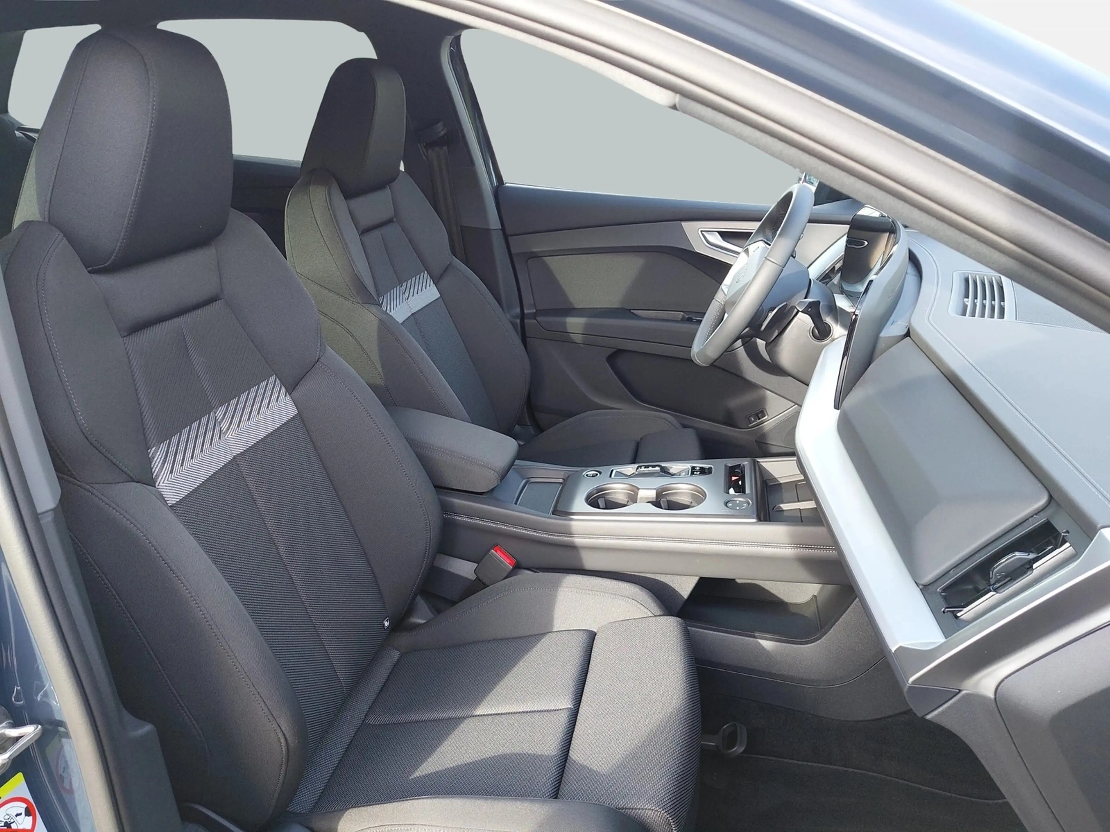 Audi Q4 e-tron performance 210 kW AHK Shzg StHz — photo 10