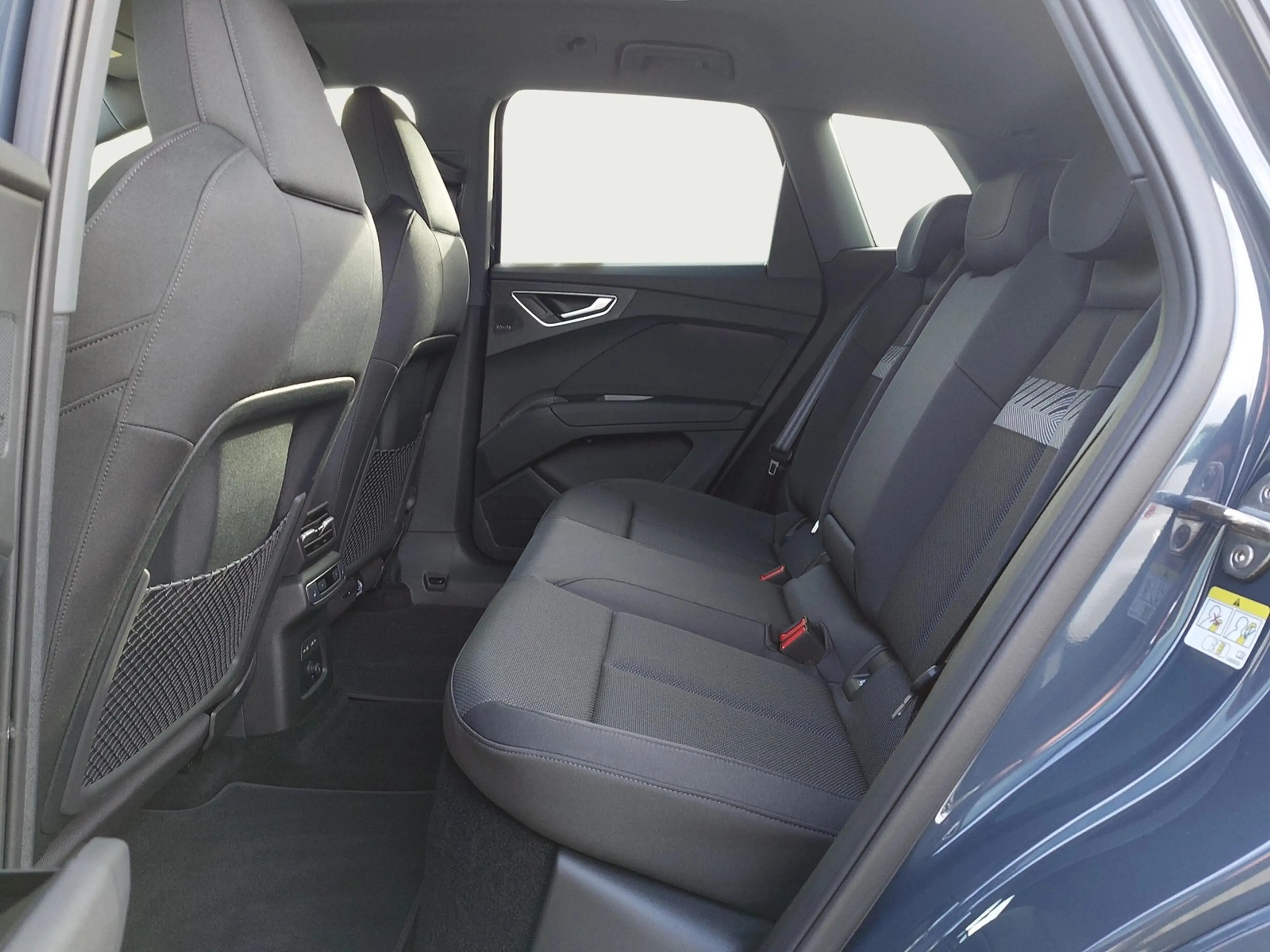 Audi Q4 e-tron performance 210 kW AHK Shzg StHz — photo 9