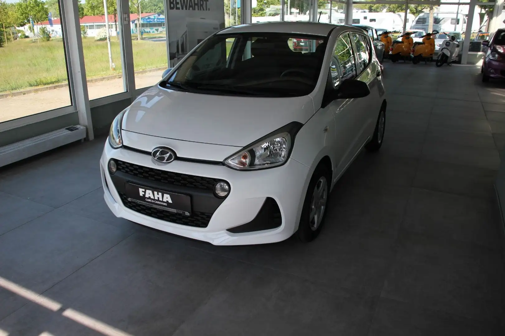 Hyundai i10 1.0 Classic Blanc - 1