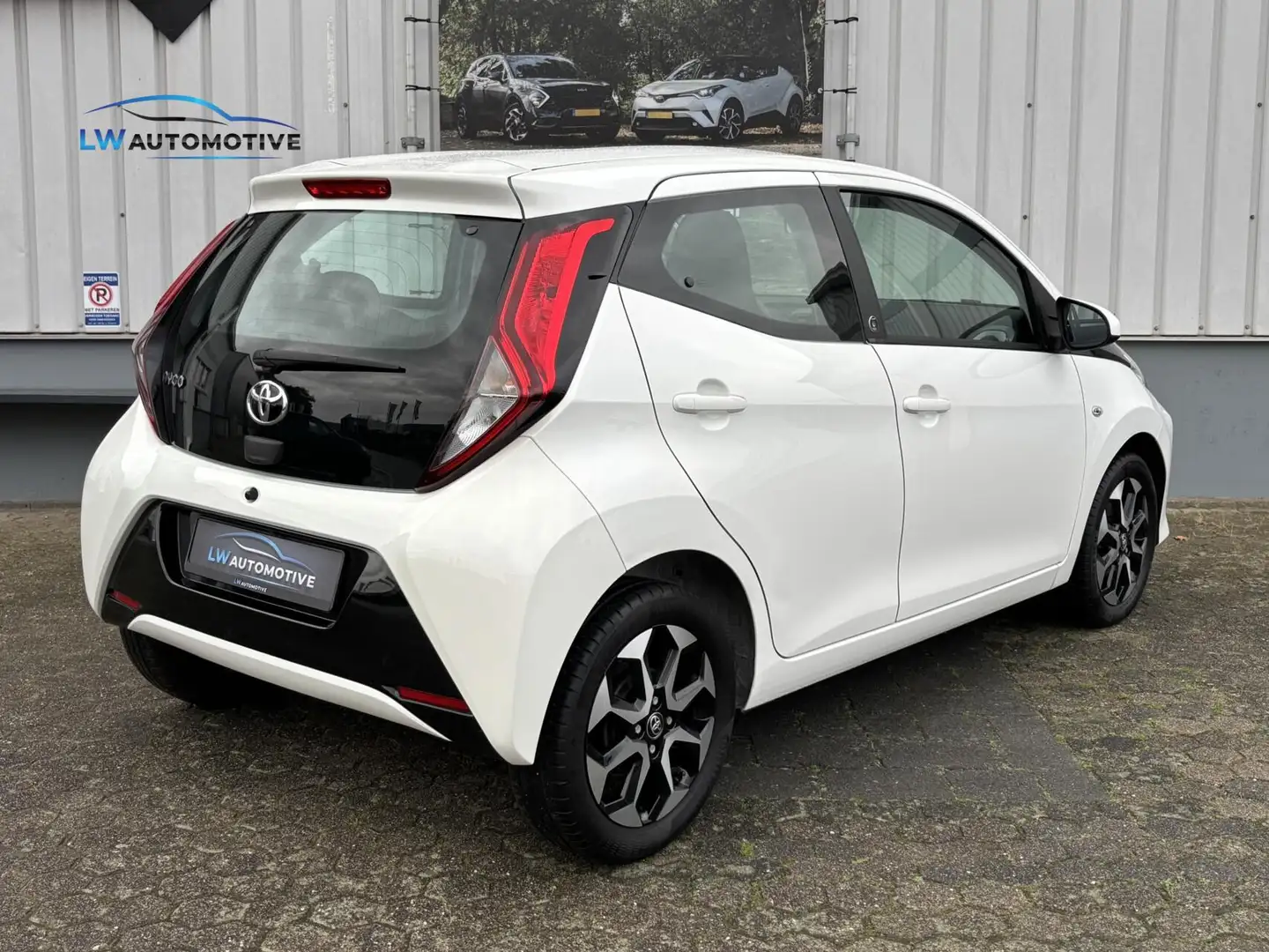 Toyota Aygo 1.0 VVT-i x-play | 15'' velgen | Camera | Carplay Wit - 2