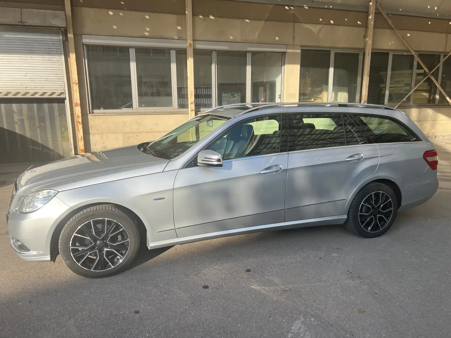 Mercedes-Benz E 220 E 220 T CDI DPF BlueEFFICIENCY 7G-TRONIC Elegance Silber - 1