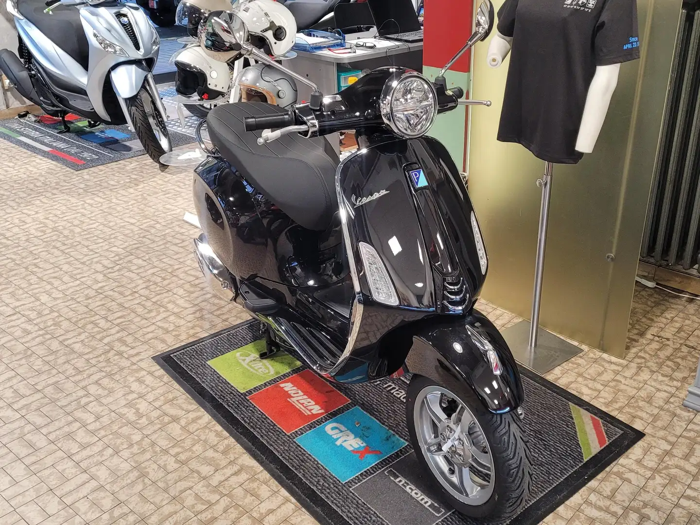 Vespa Primavera 150 3V Negro - 2