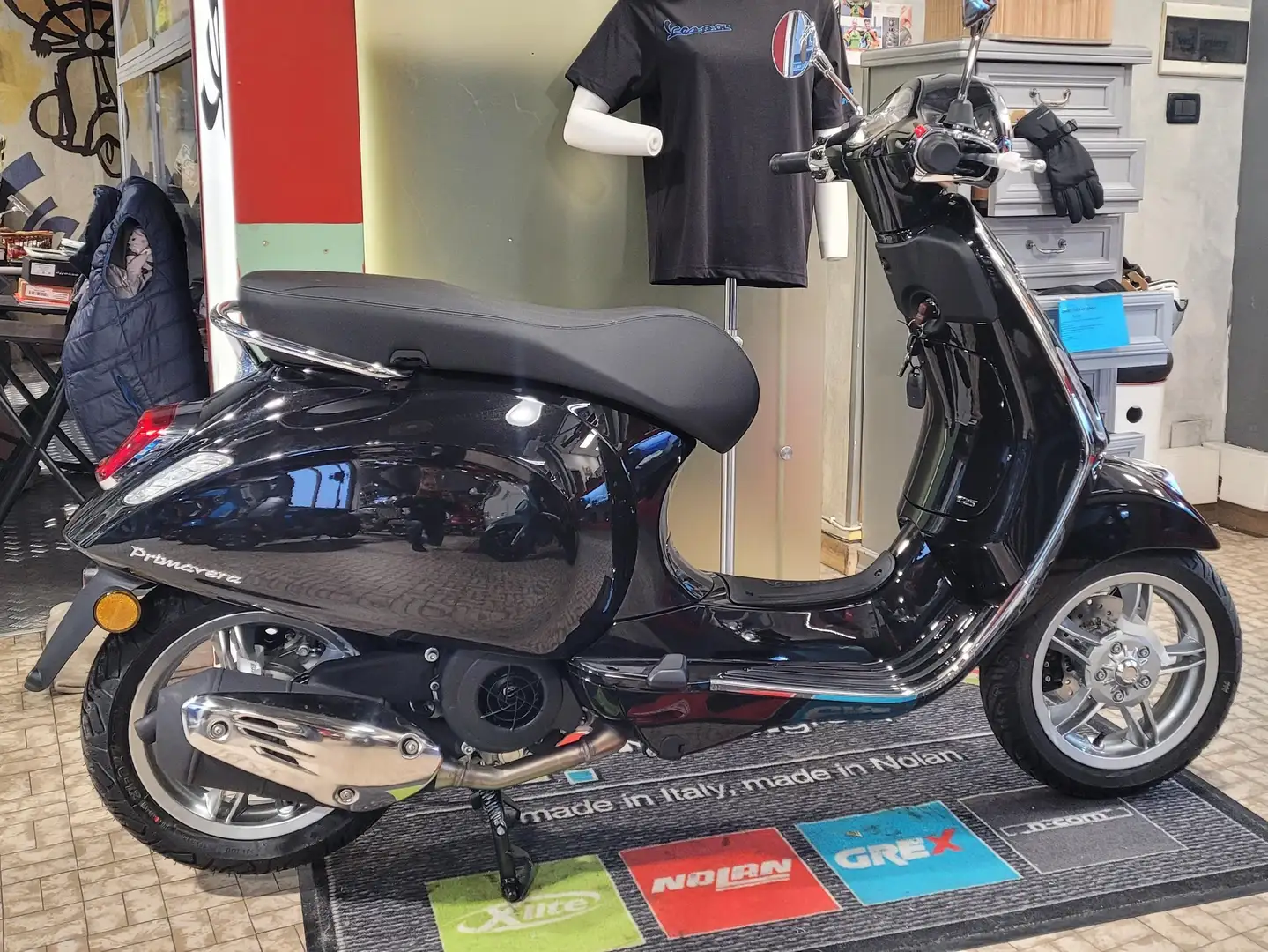 Vespa Primavera 150 3V Negro - 1