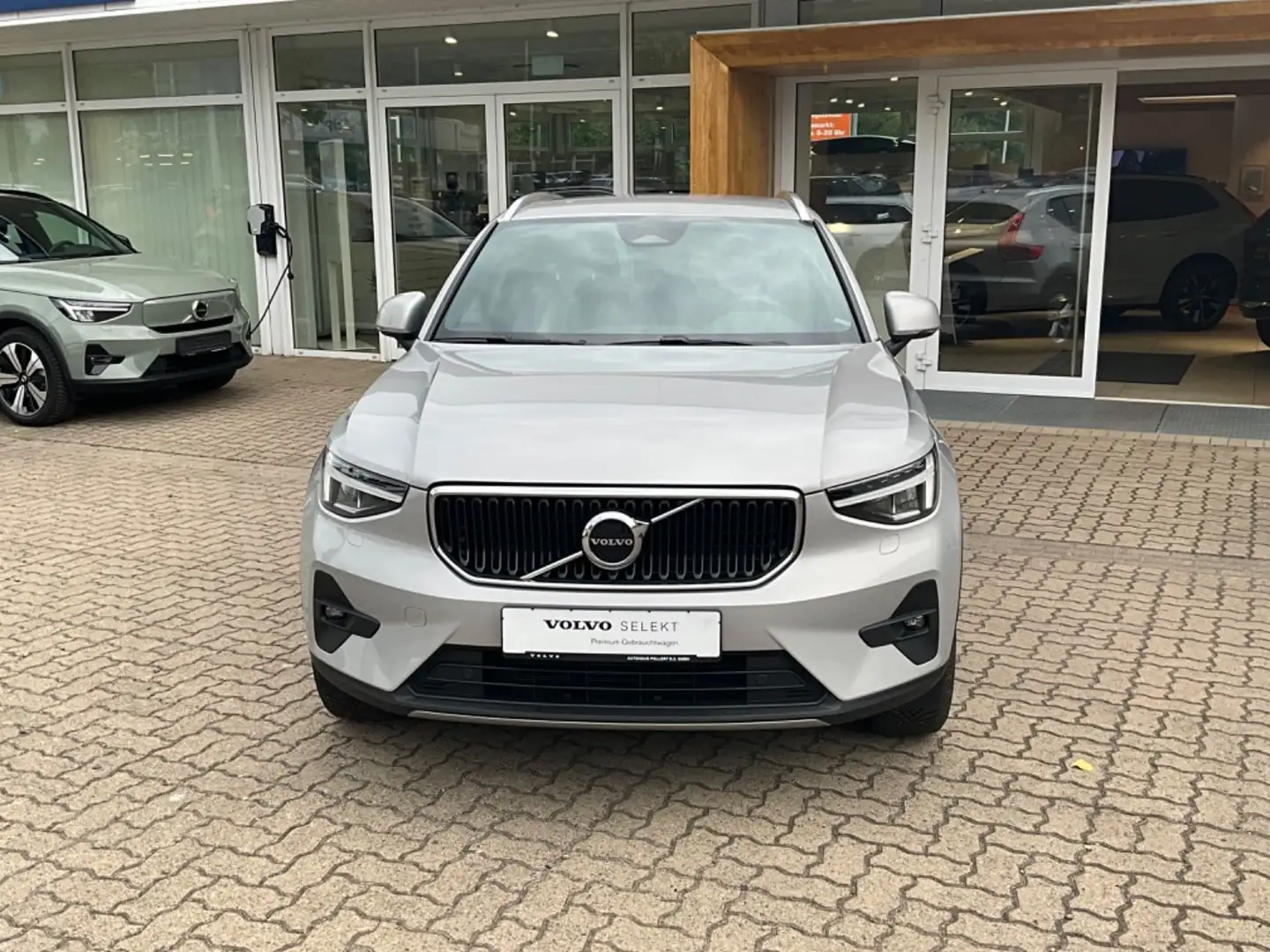 Volvo XC40 Core 2WD Silber - 2