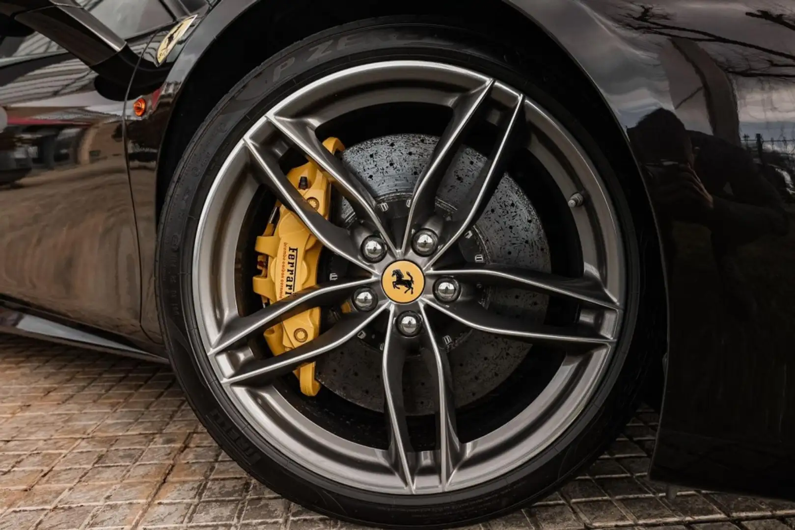 Ferrari 488 GTB Schwarz - 2