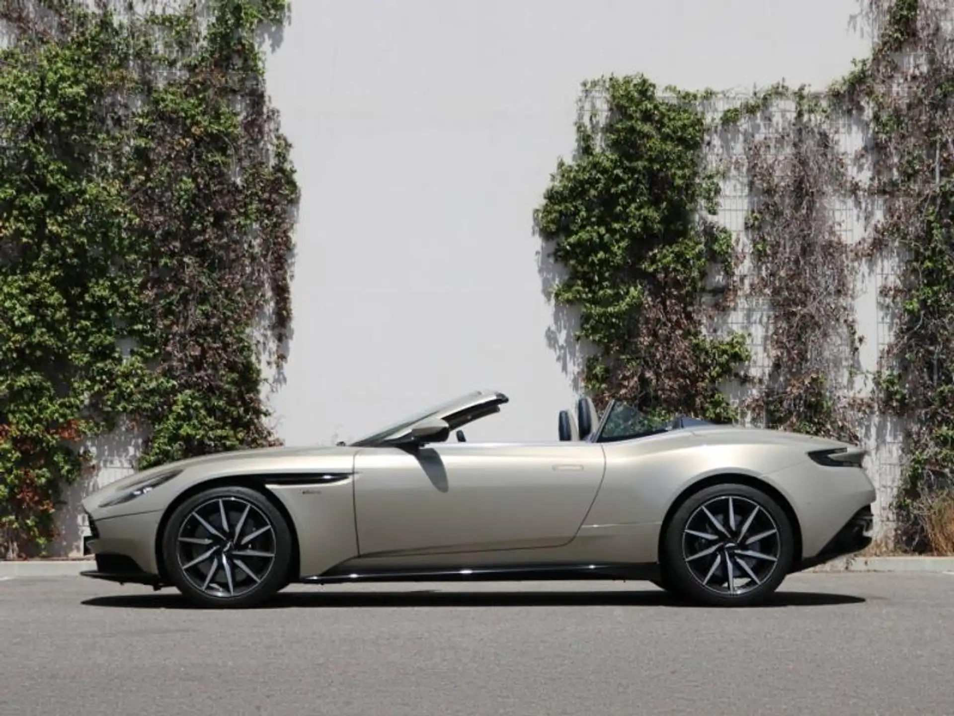 애스턴마틴 Volante V8 4.0 510ch BVA8 2019 실버 사진 6
