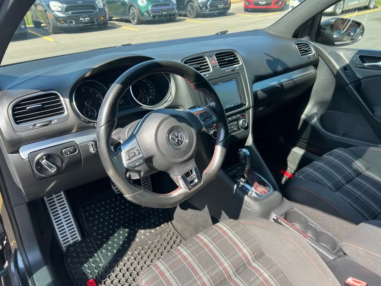 Volkswagen Golf GTI снимка Volkswagen Golf GTI