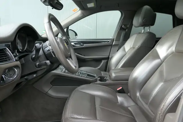 Porsche Macan view 4