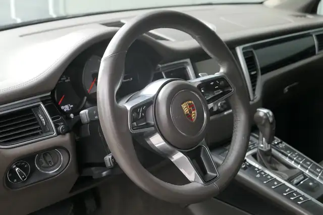 Porsche Macan view 3