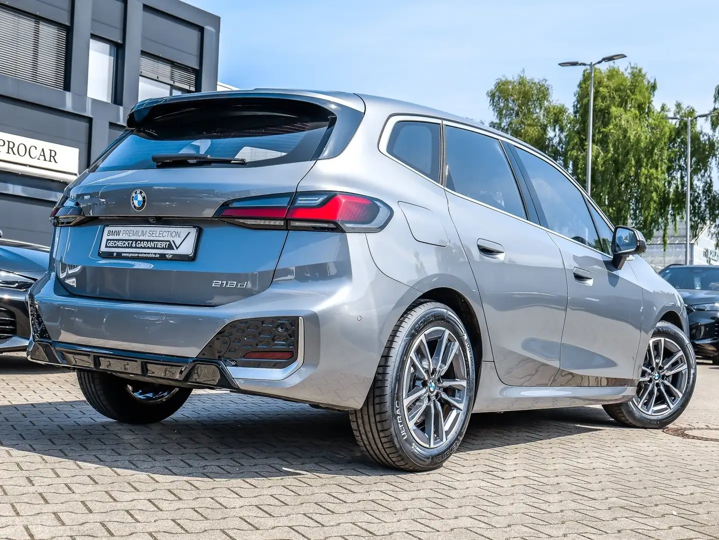 BMW 218 d Active Tourer M Sport HUD ACC RFK NAVI LED Grau - 2