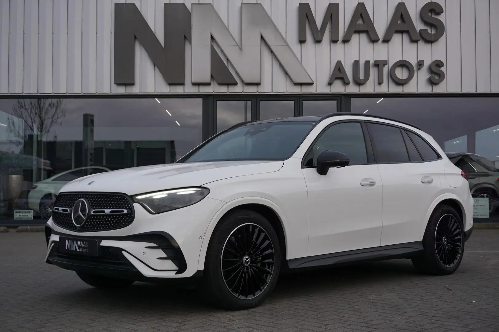 Mercedes-Benz GLC 400 400e 4MATIC AMG LUCHTVERING PANORAMADAK BTW Wit - 1