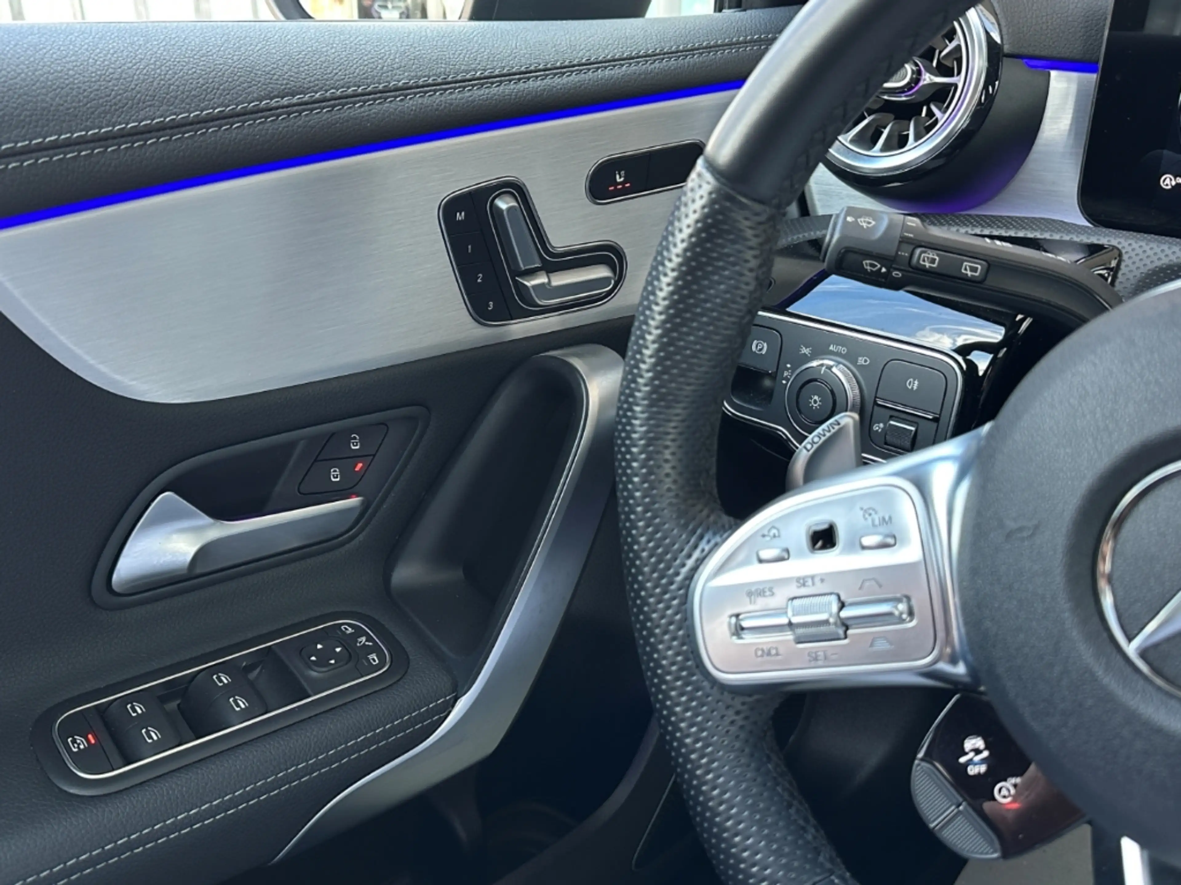 Mercedes-Benz A 35 AMG 4M BURMESTER HUD PANO 360 DISTR+ MEMORY — photo 6