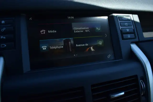 Land Rover Discovery Sport view 5