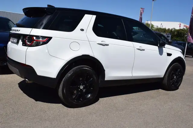 Land Rover Discovery Sport view 3