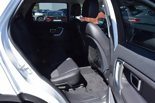 Land Rover Discovery Sport view 8