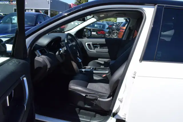 Land Rover Discovery Sport view 4